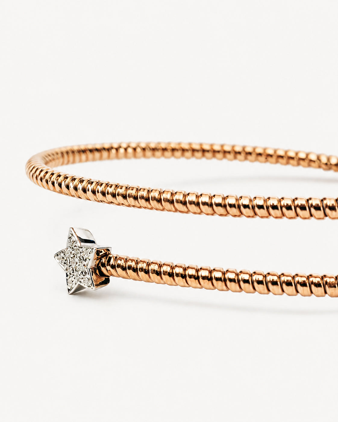 Bracciale Aperto in Oro Rosa e Bianco con Stelle e Diamanti