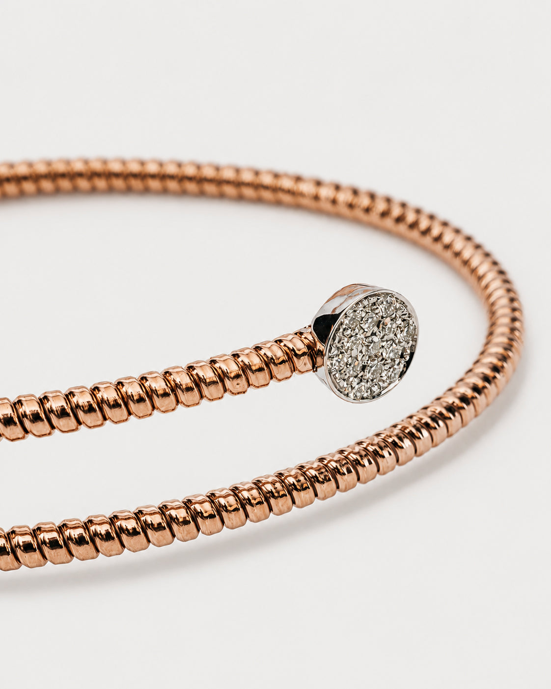 Bracciale Aperto in Oro Rosa e Bianco con Doppi Cerchi e Diamanti