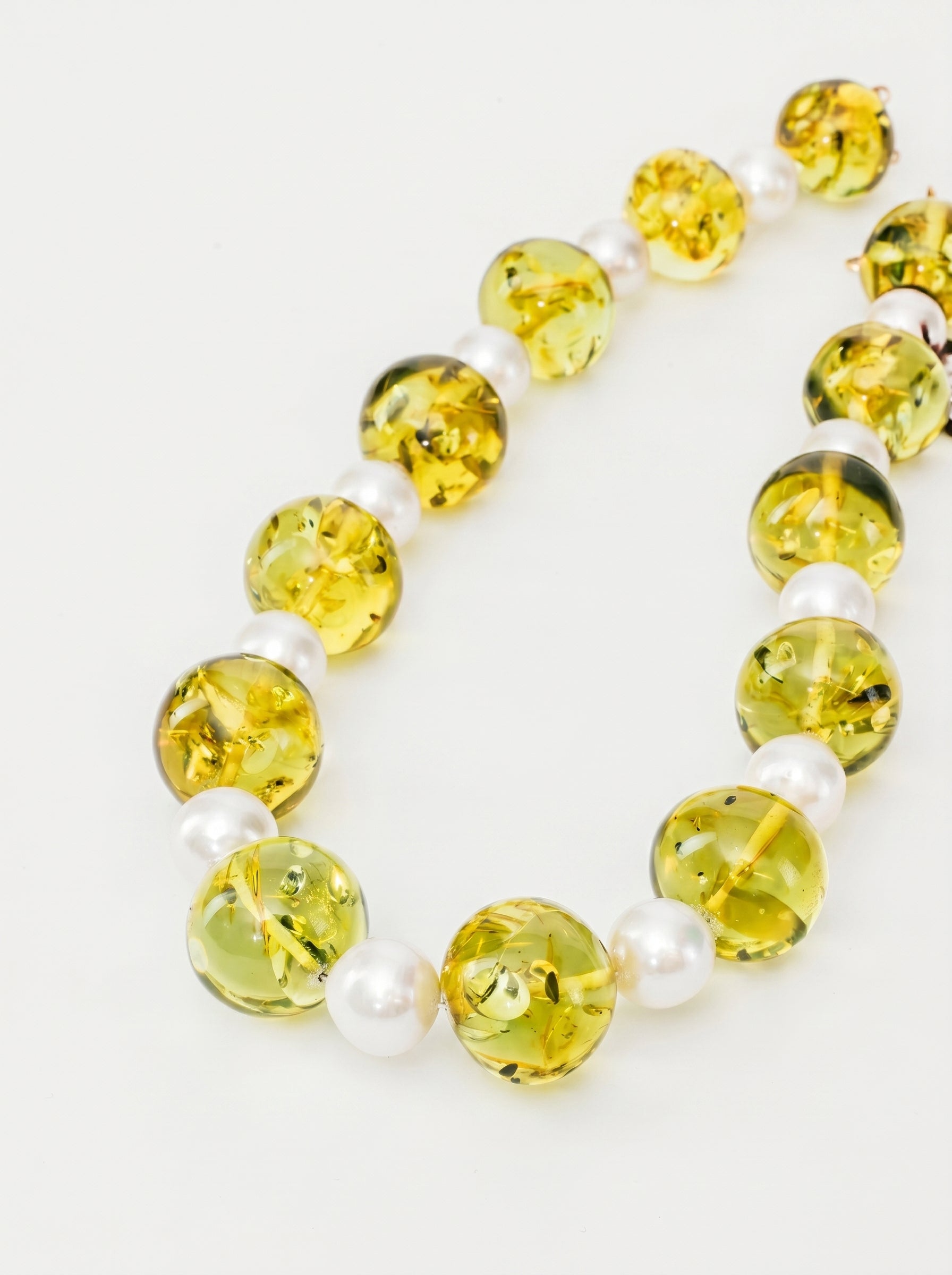 Collana Girocollo con Ambra Verde e Perle in Oro Giallo 18 kt