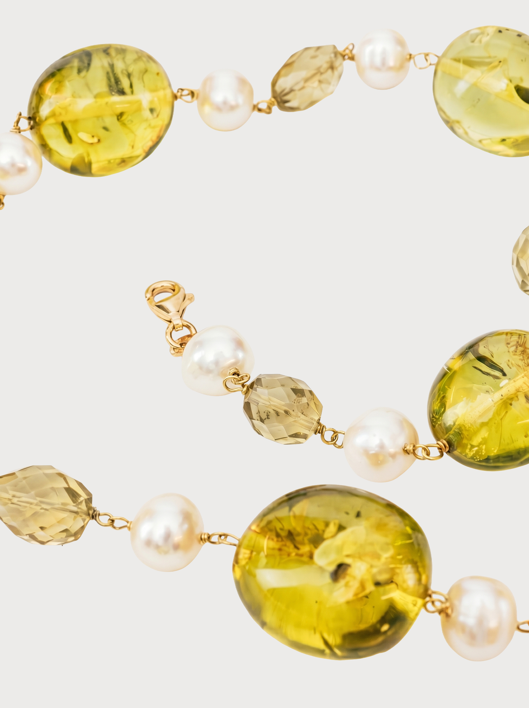 Collana Girocollo con Ambra Verde e Perle in Oro Giallo 18 kt