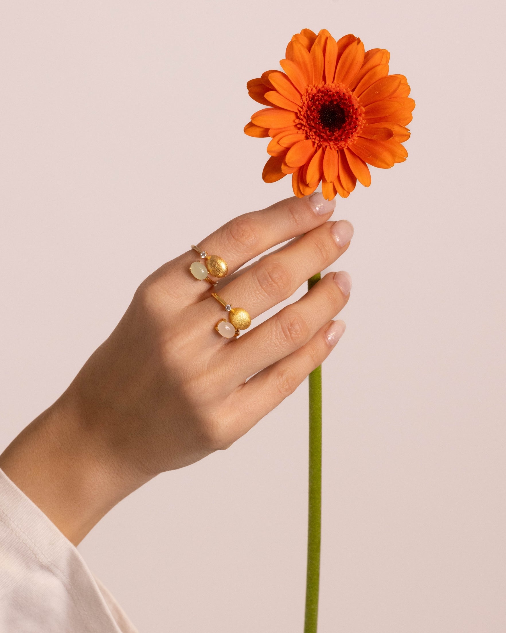 Anello in Oro con Pietra Bianca e Diamante
