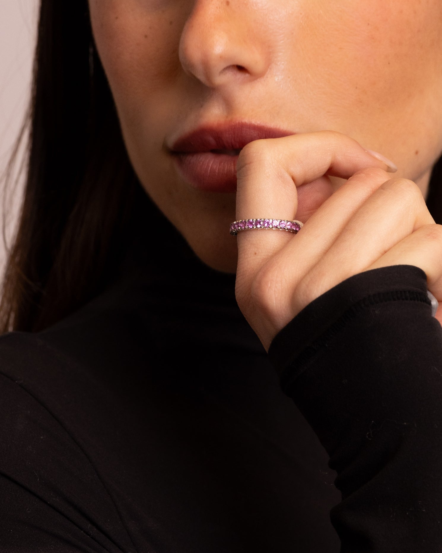 Anello Eternity in Oro Bianco con Pietre Rosa