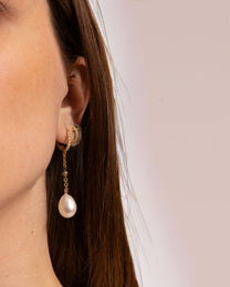 Orecchini in Oro con Diamanti e Perla Pendente