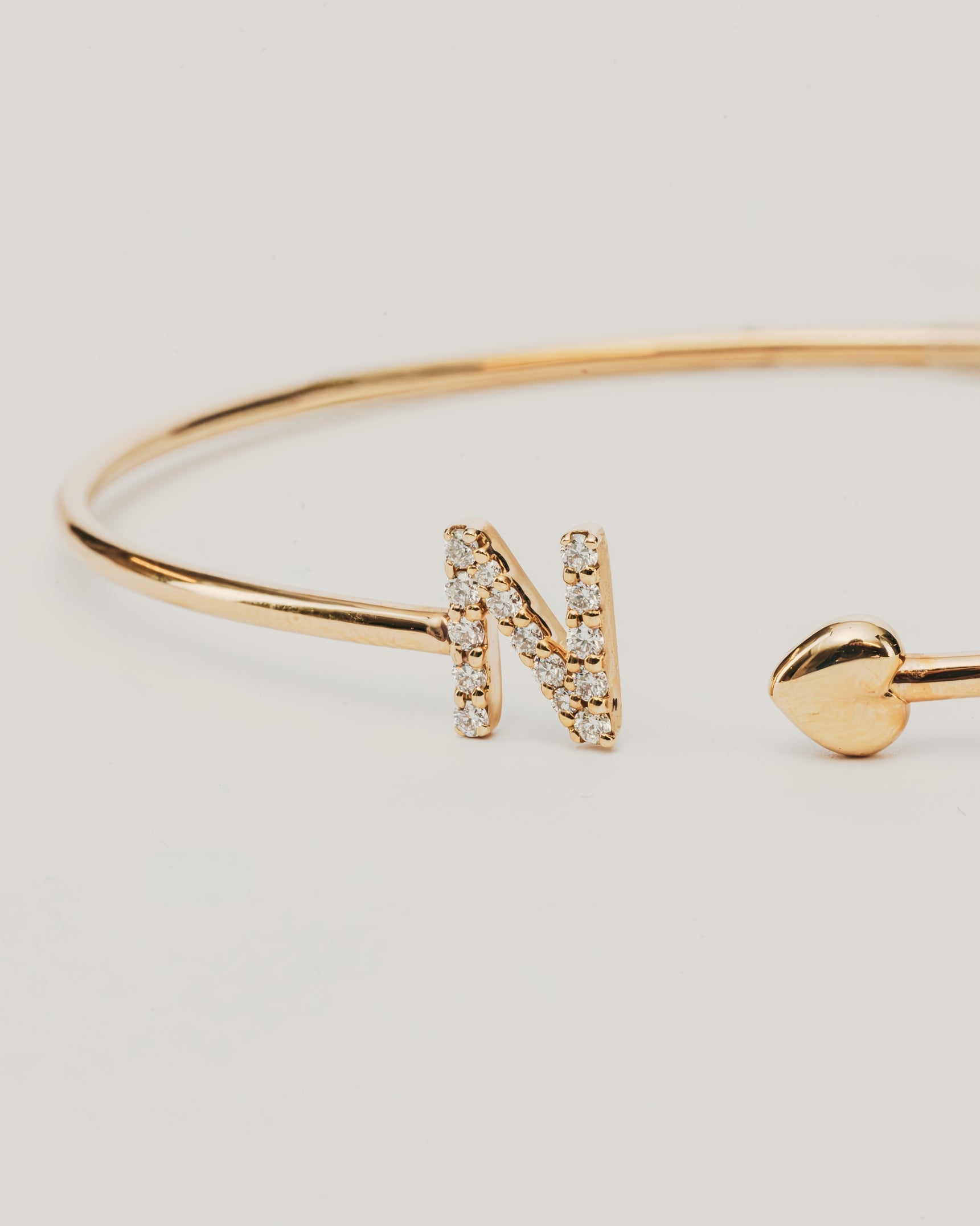 Bracciale Rigido Dorato con Lettera N + Cuore