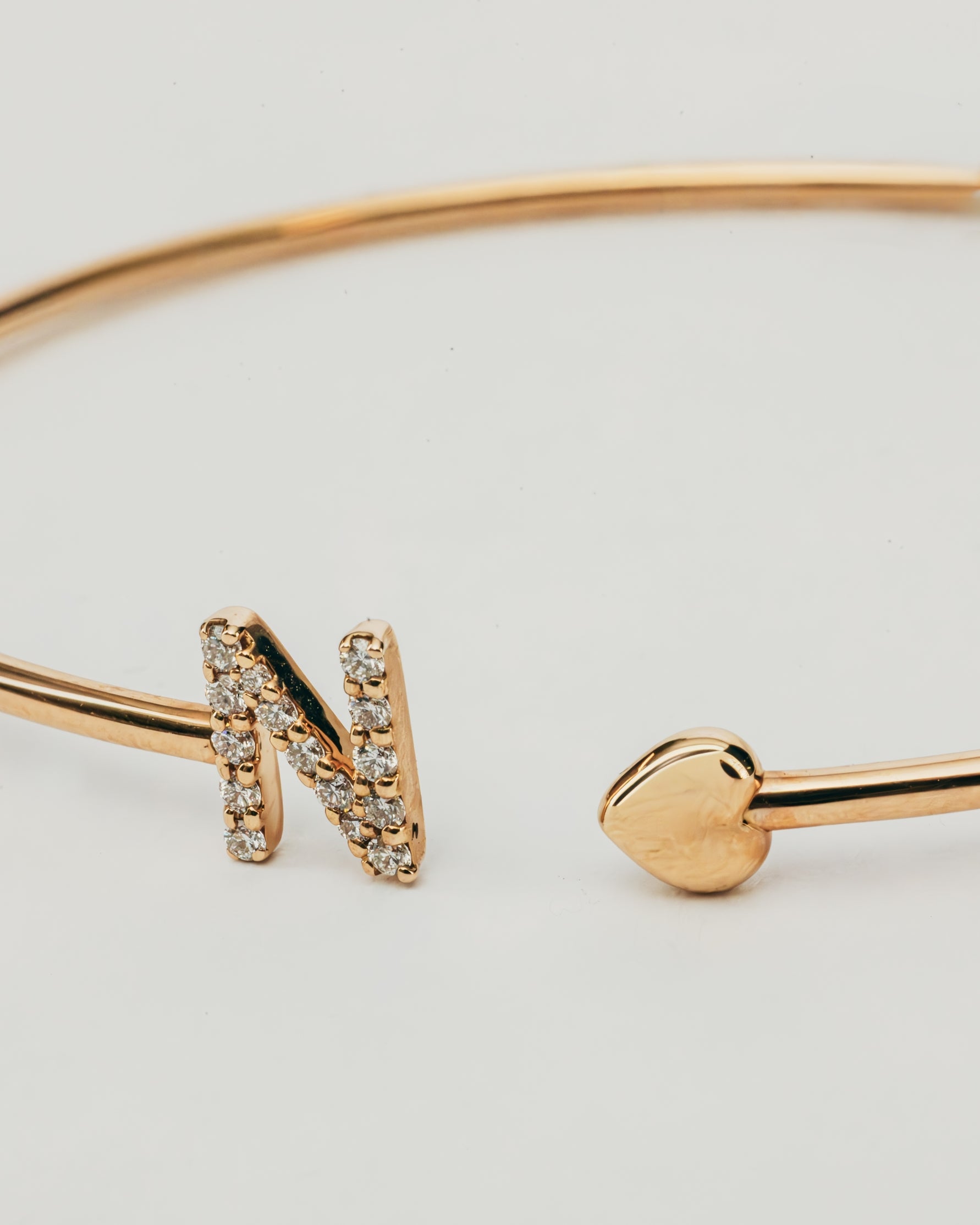 Bracciale Rigido Dorato con Lettera N + Cuore