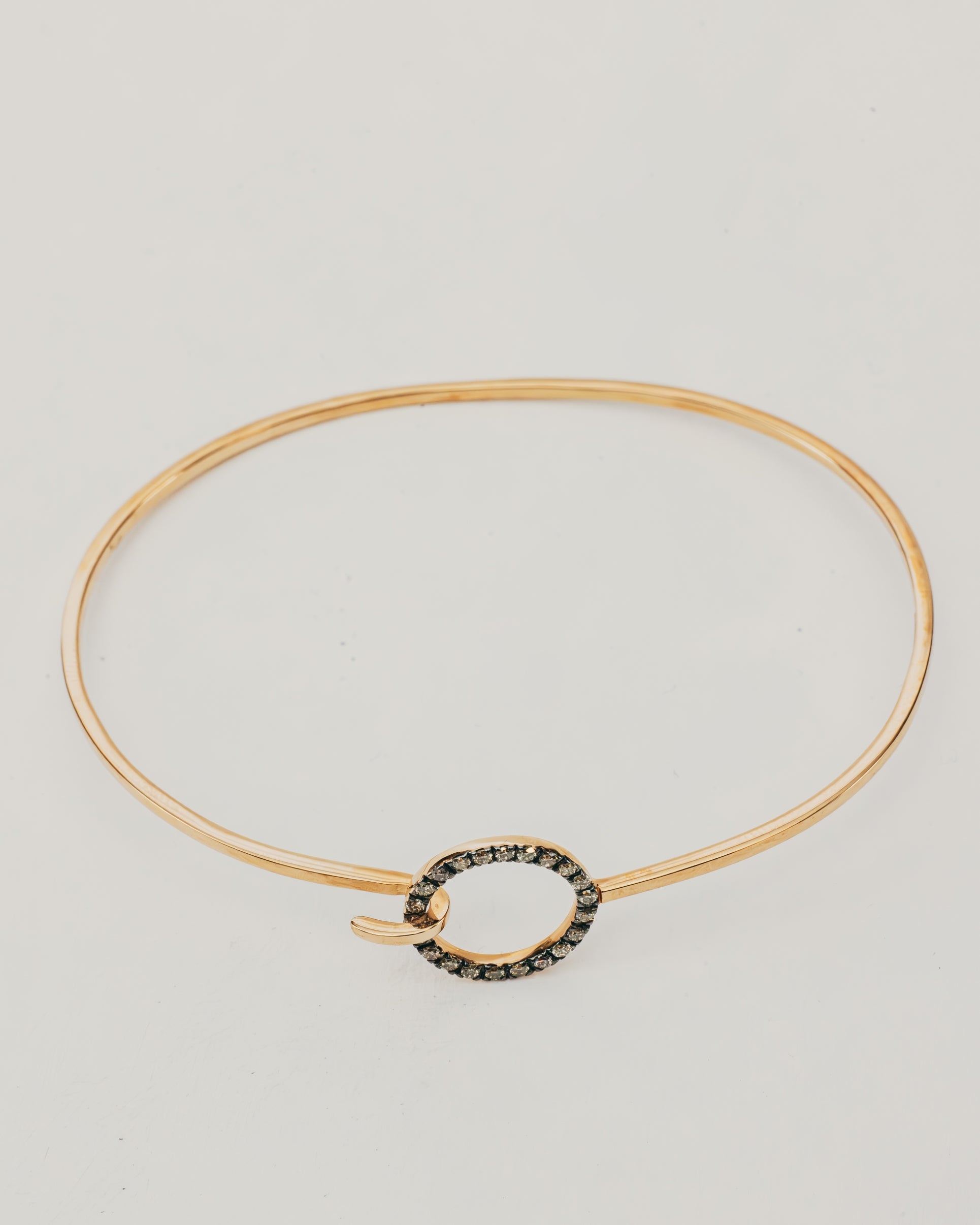 Bracciale Rigido Dorato con Ovale Diamanti