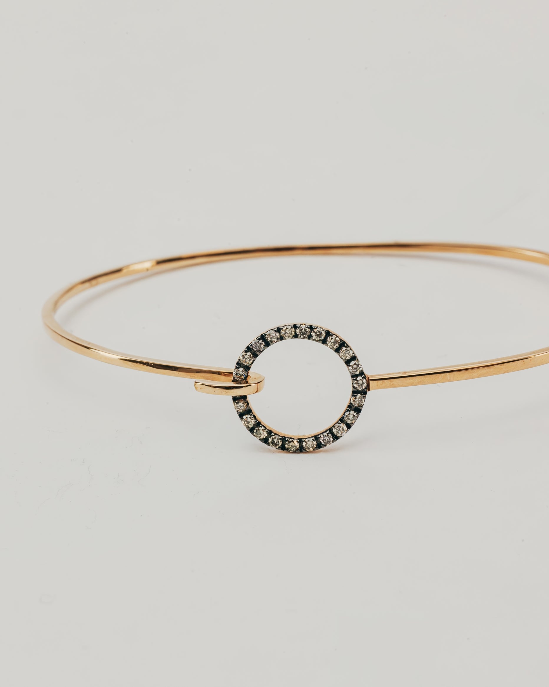 Bracciale Rigido Dorato con Ovale Diamanti