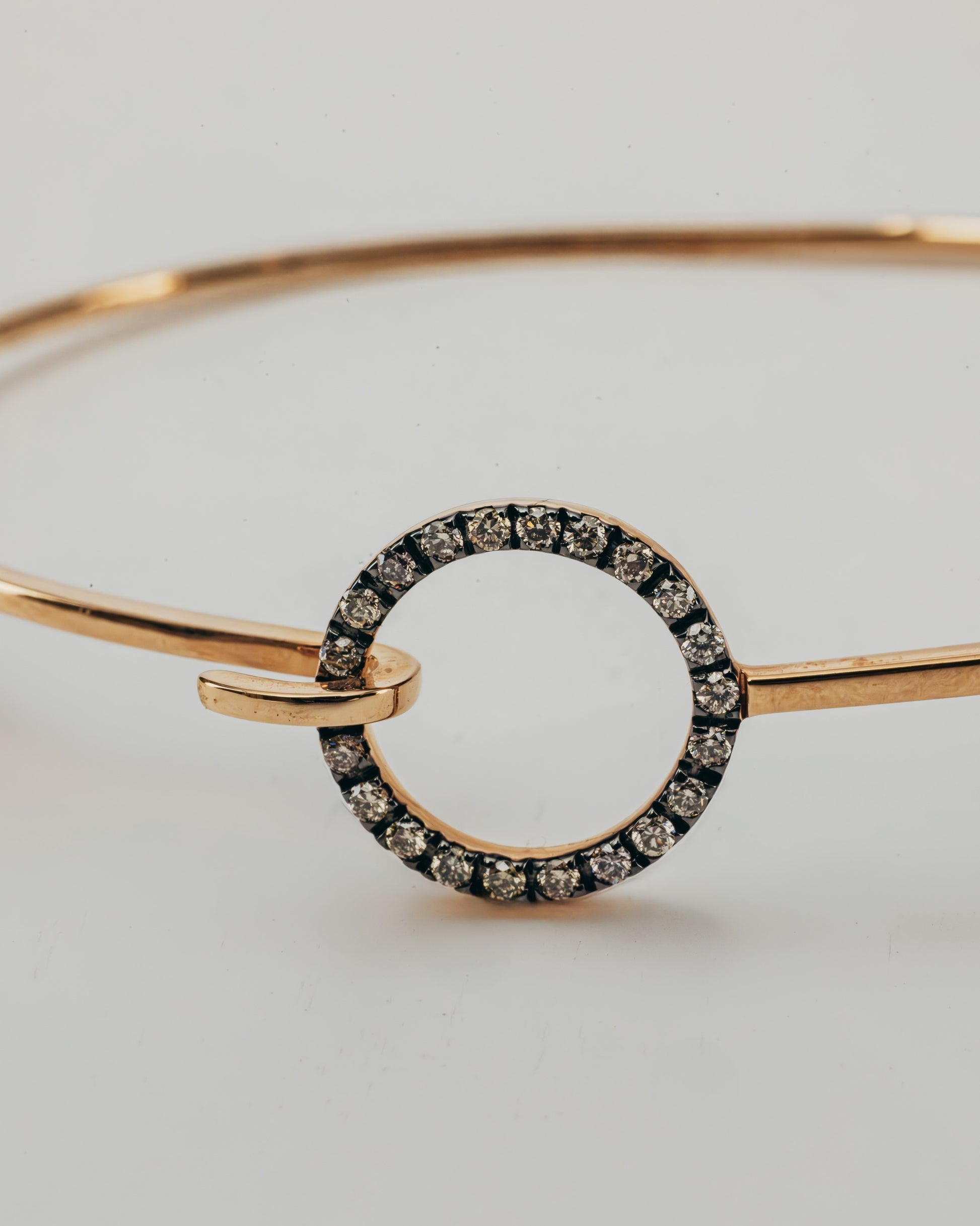 Bracciale Rigido Dorato con Ovale Diamanti
