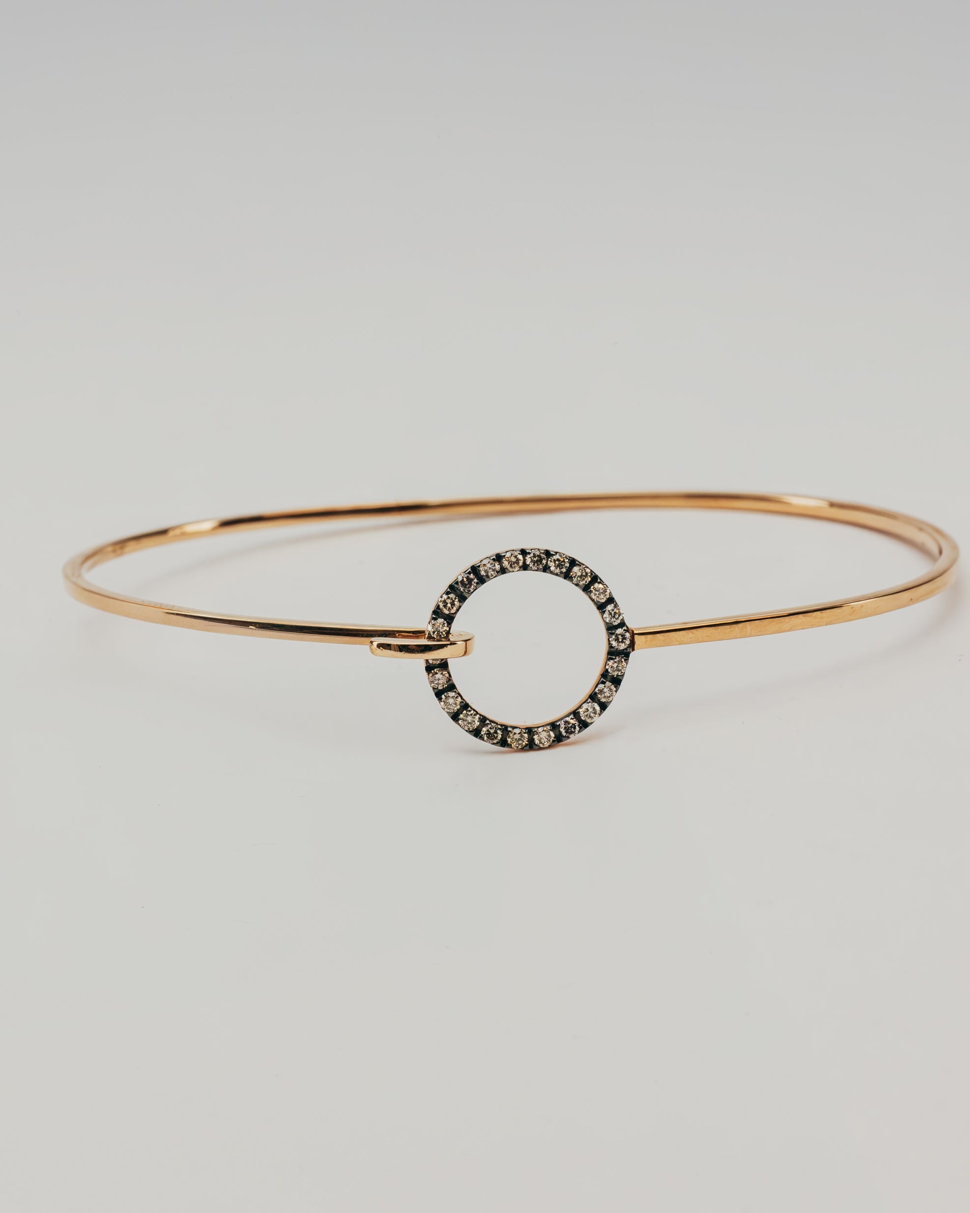Bracciale Rigido Dorato con Ovale Diamanti