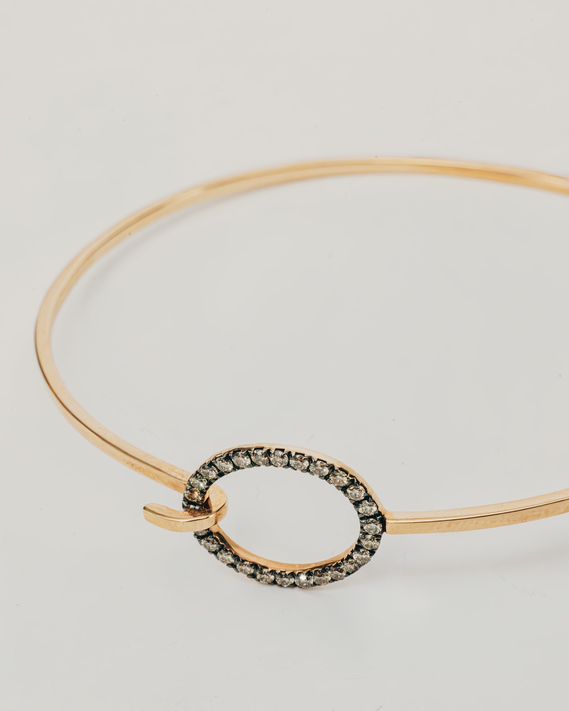 Bracciale Rigido Dorato con Ovale Diamanti