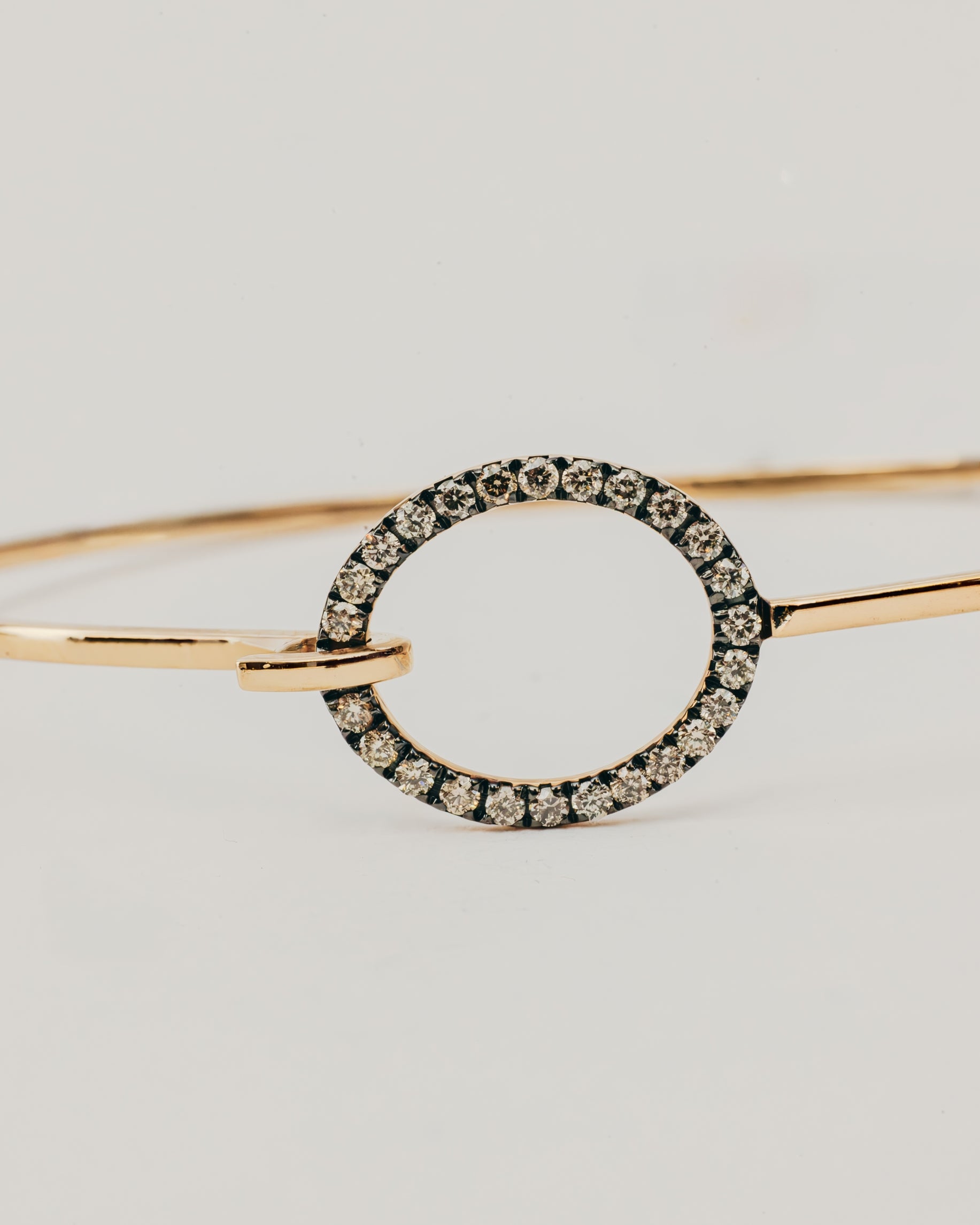 Bracciale Rigido Dorato con Ovale Diamanti