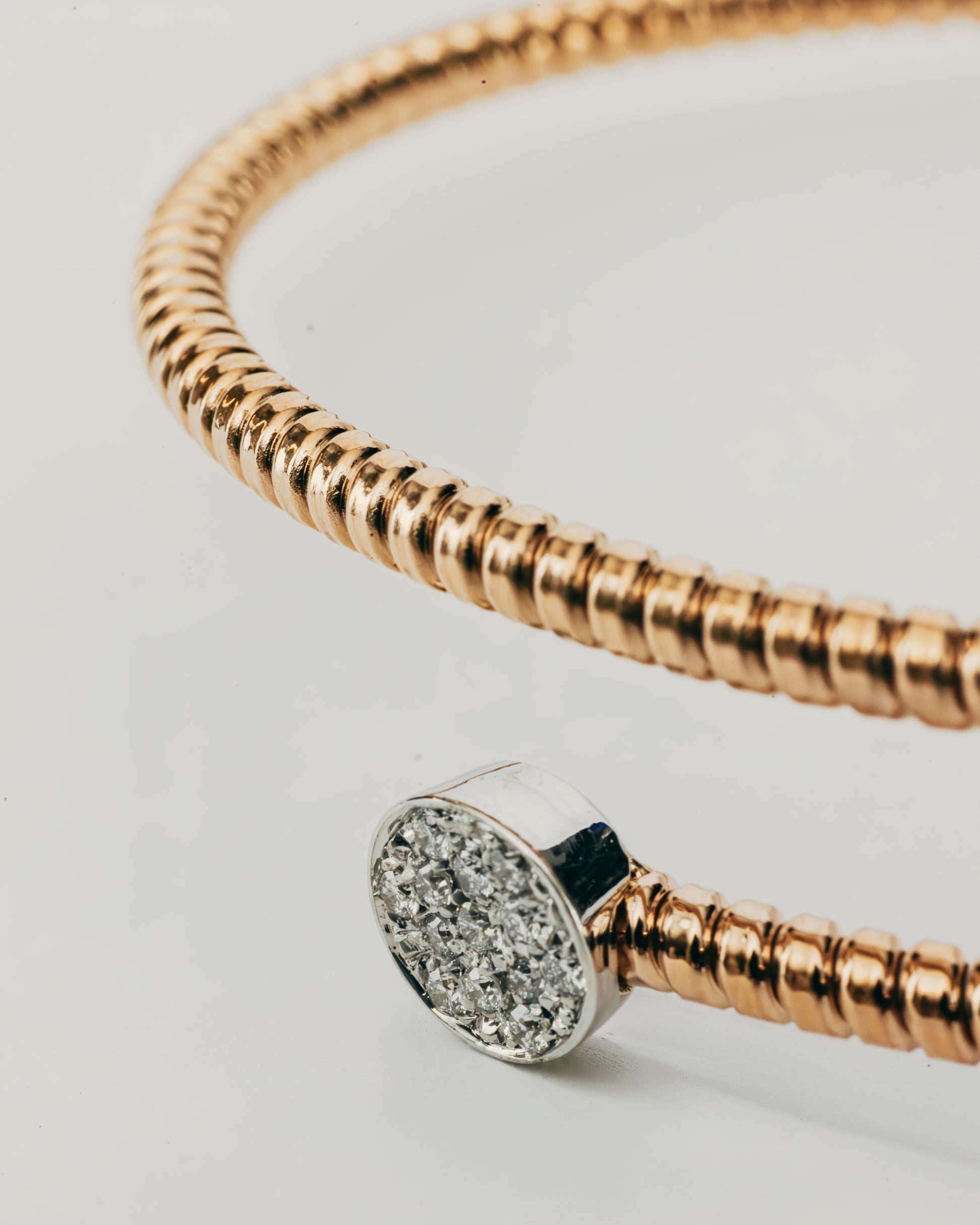 Bracciale Rigido Dorato con Terminali Punto Luce