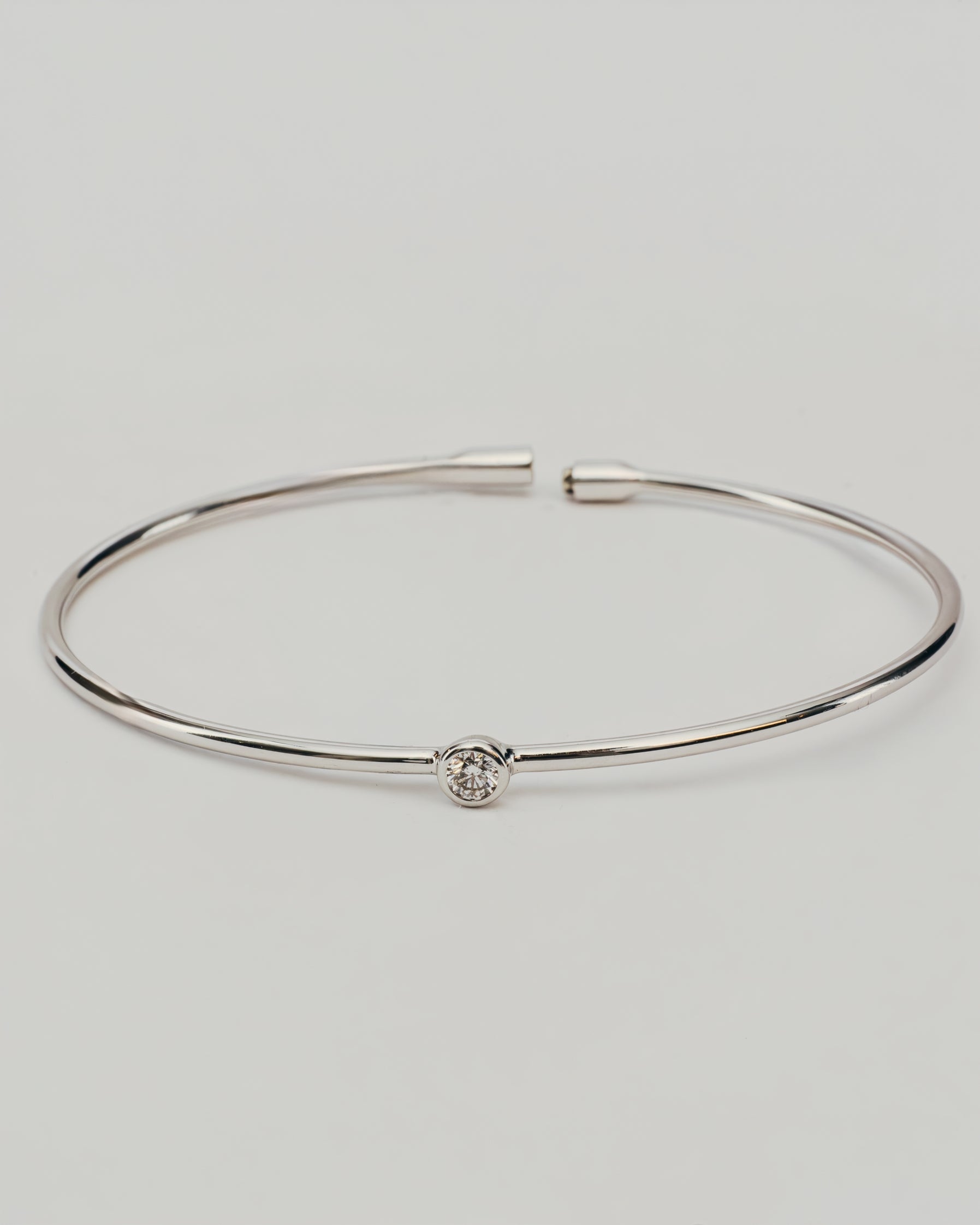 Bracciale Rigido Argentato con Punto Luce Centrale