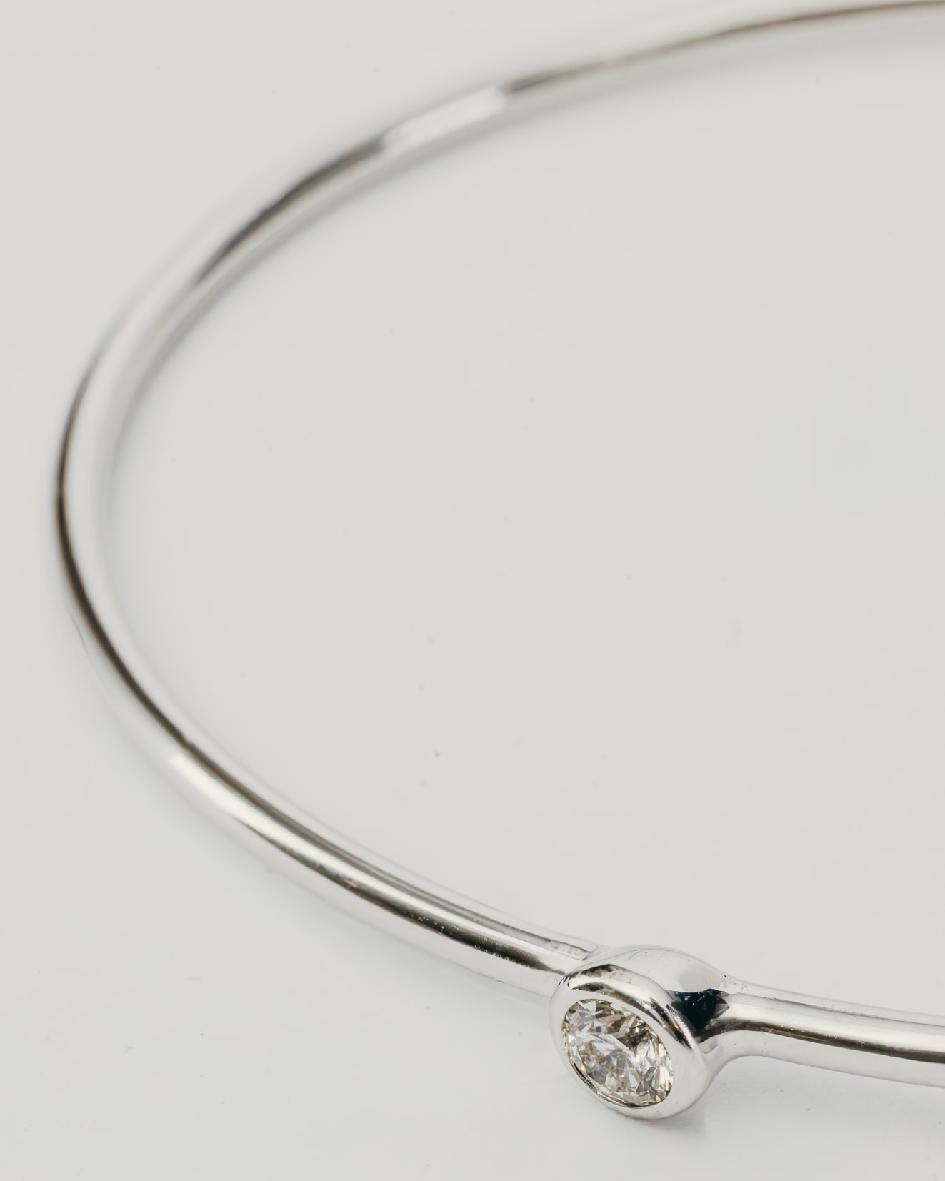 Bracciale Rigido Argentato con Punto Luce Centrale