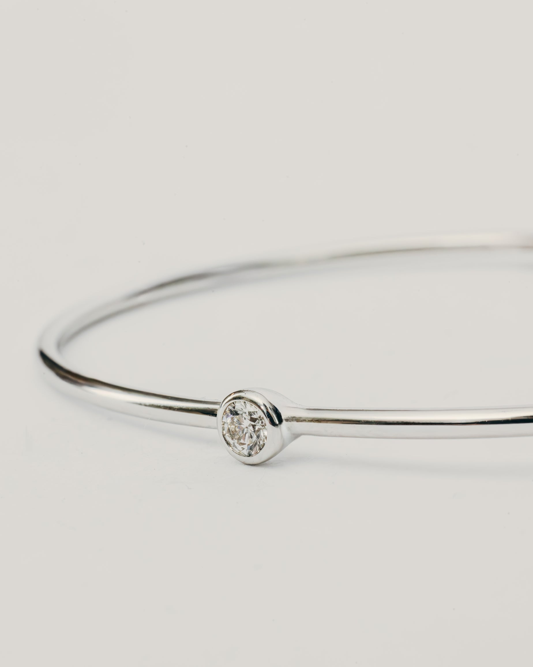 Bracciale Rigido Argentato con Punto Luce Centrale