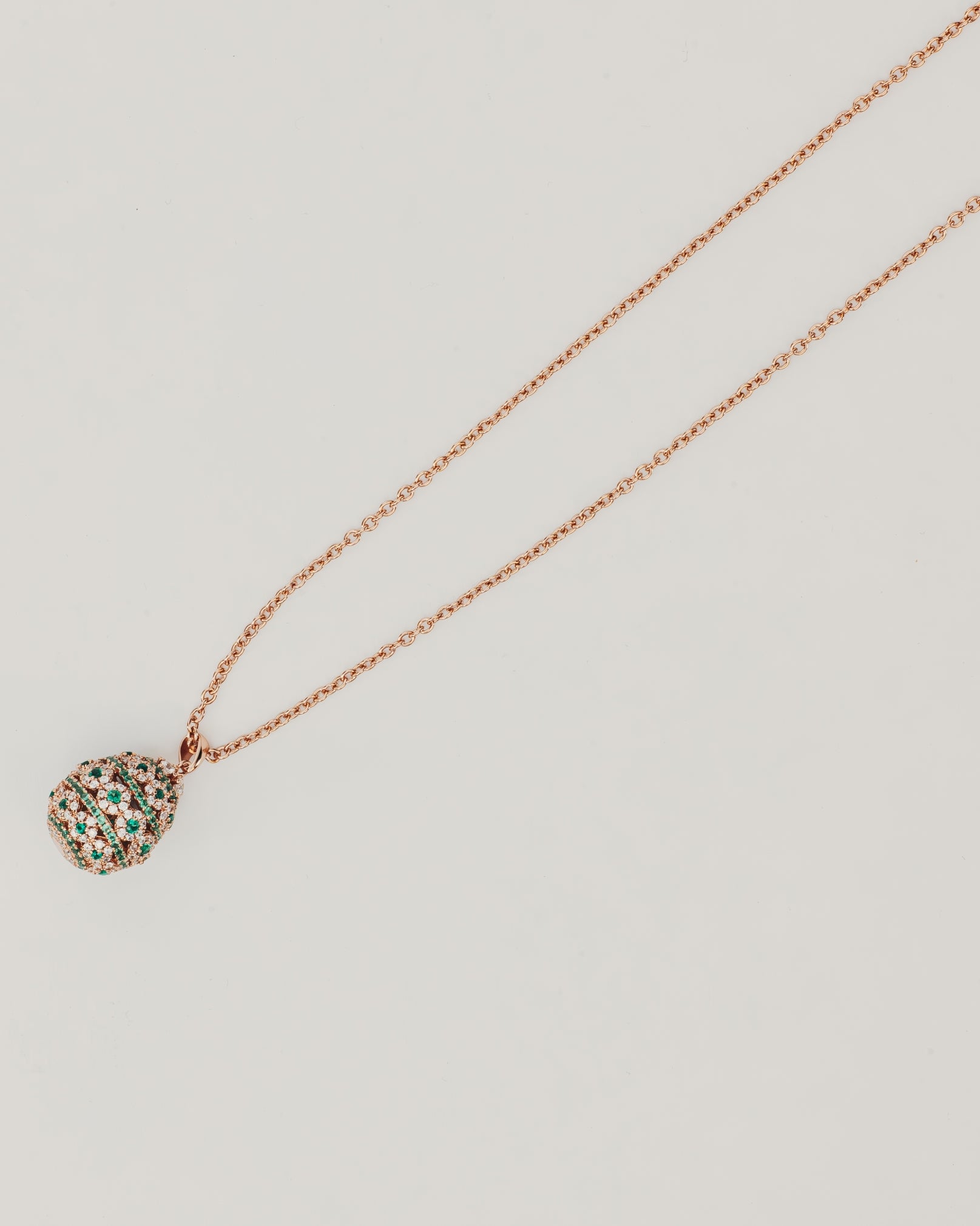 Collana in Oro con Pendente Sfera, Diamanti e Smeraldi