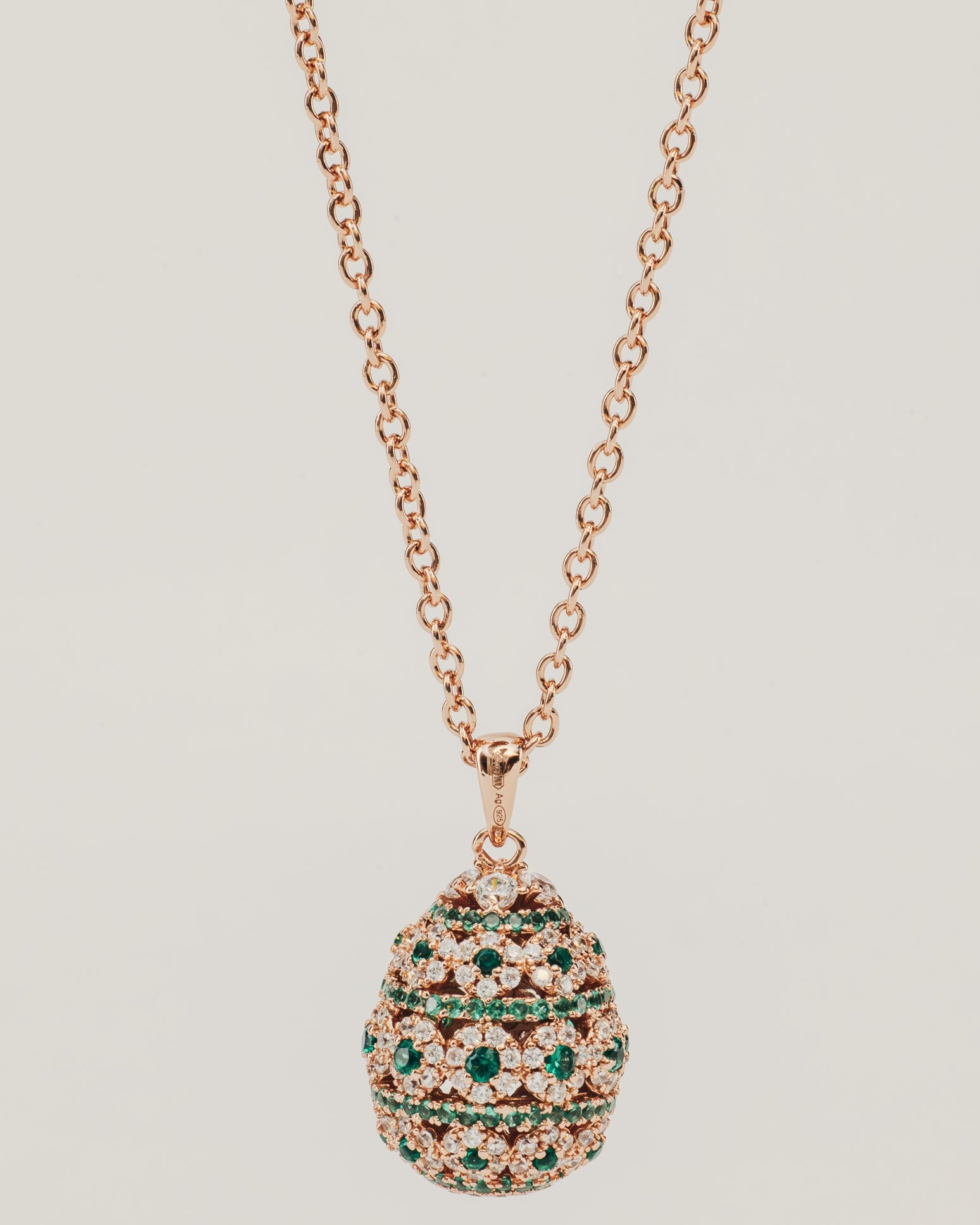 Collana in Oro con Pendente Sfera, Diamanti e Smeraldi