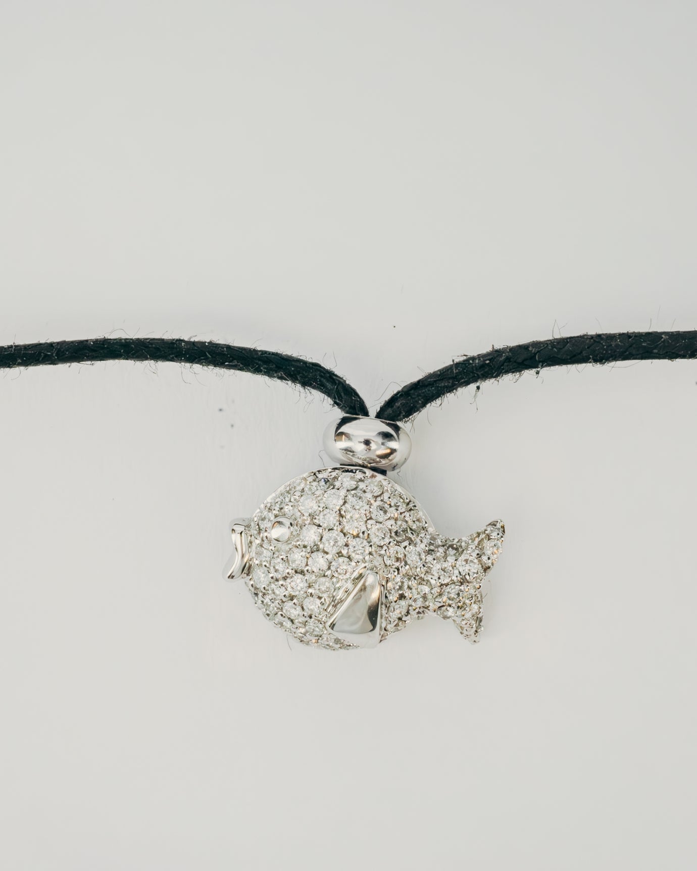 Collana con Pendente Pesce e Pavé Luminoso