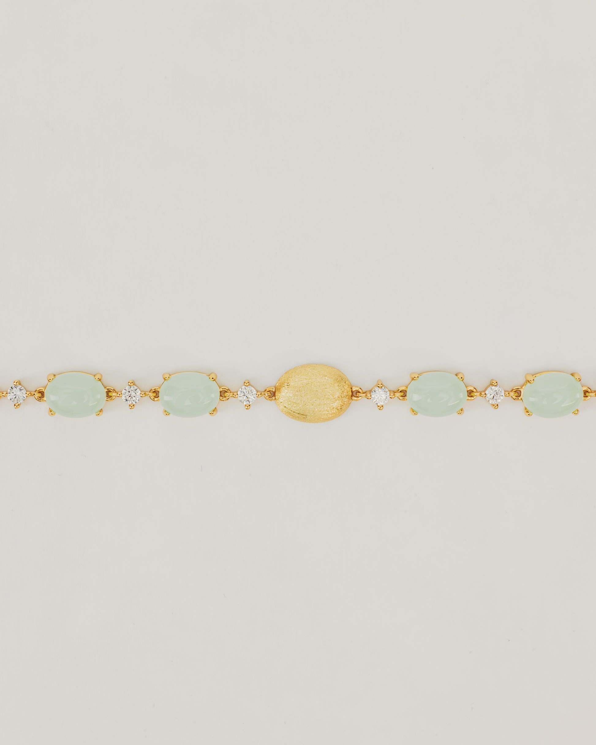 Bracciale Dorato con Pietre Cabochon e Dettagli Luminosi Verde