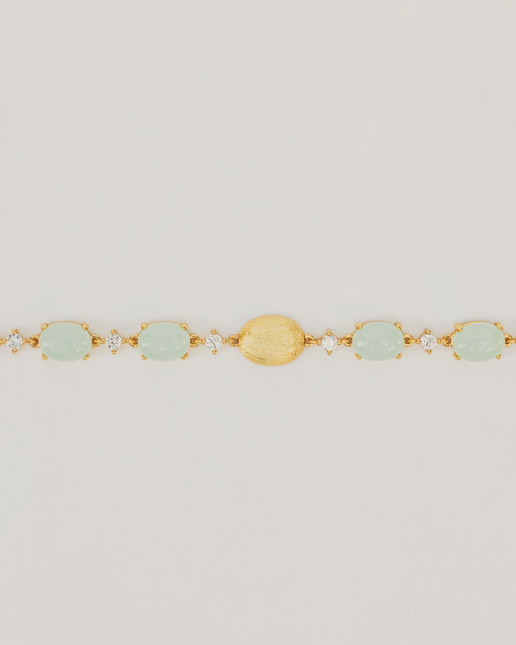 Bracciale Dorato con Pietre Cabochon e Dettagli Luminosi Verde