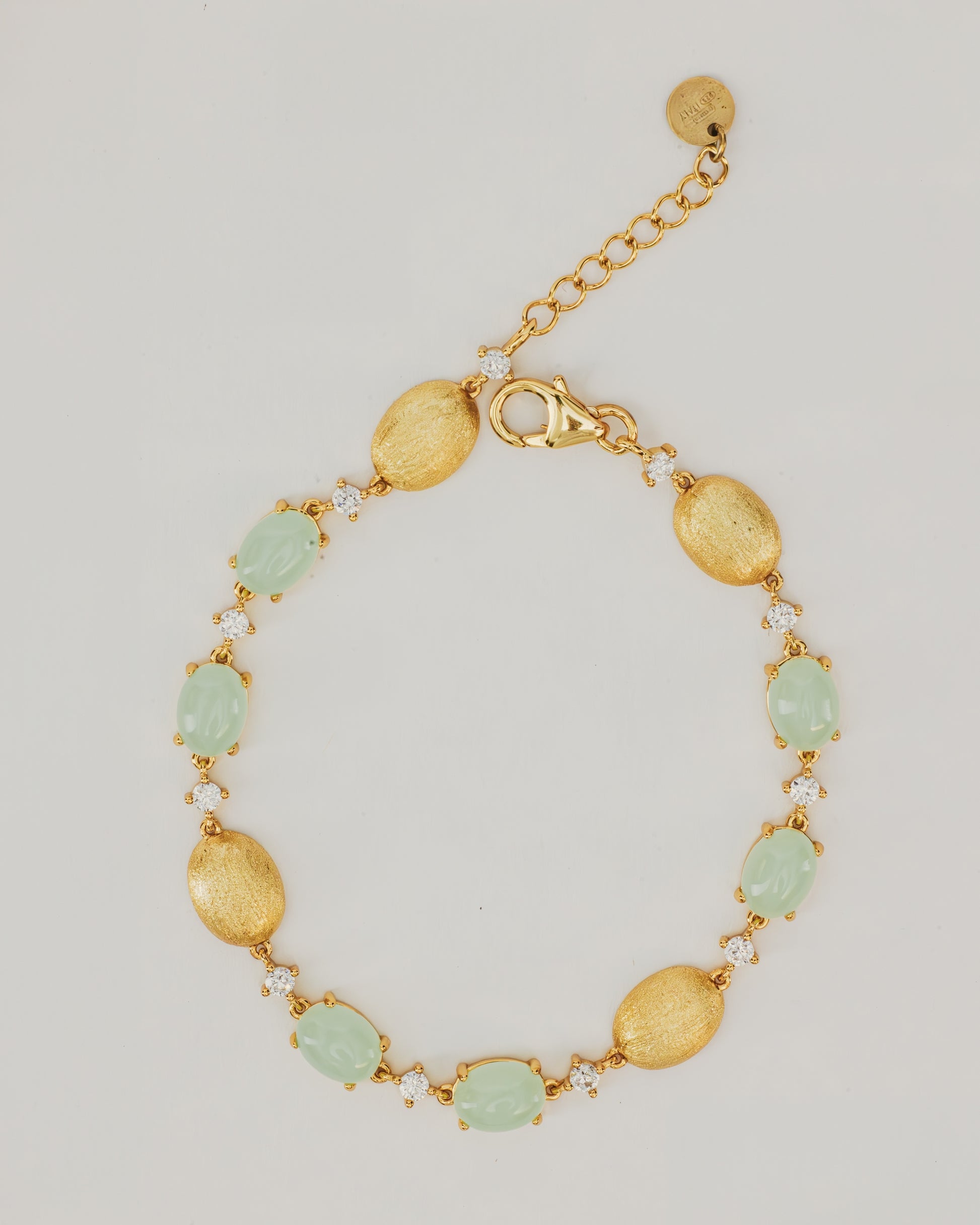 Bracciale Dorato con Pietre Cabochon e Dettagli Luminosi Verde