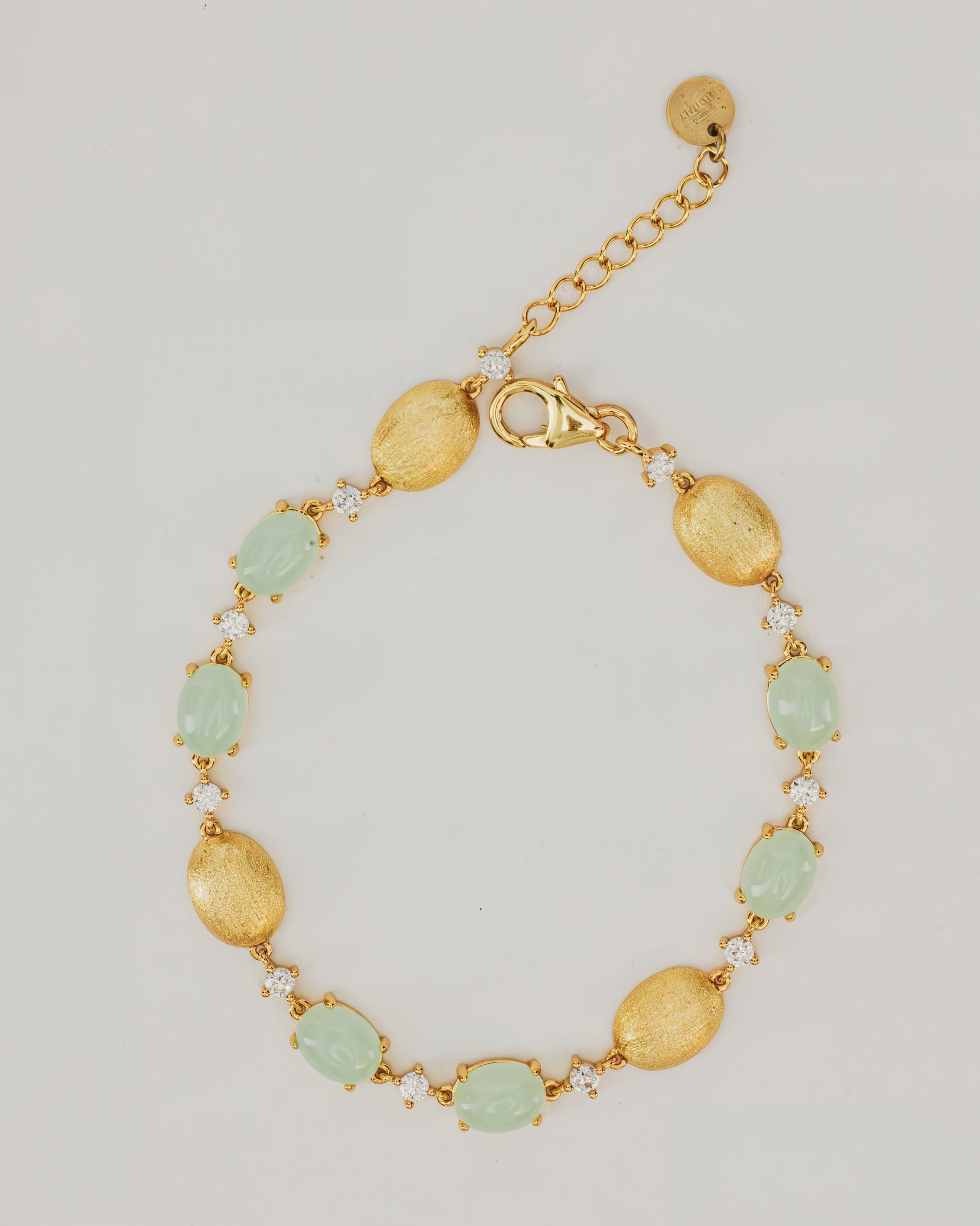 Bracciale Dorato con Pietre Cabochon e Dettagli Luminosi Verde