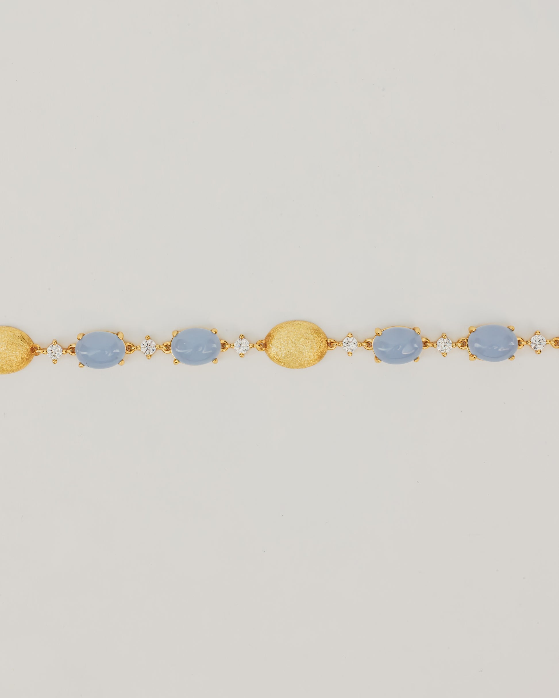 Bracciale Dorato con Pietre Cabochon e Dettagli Luminosi