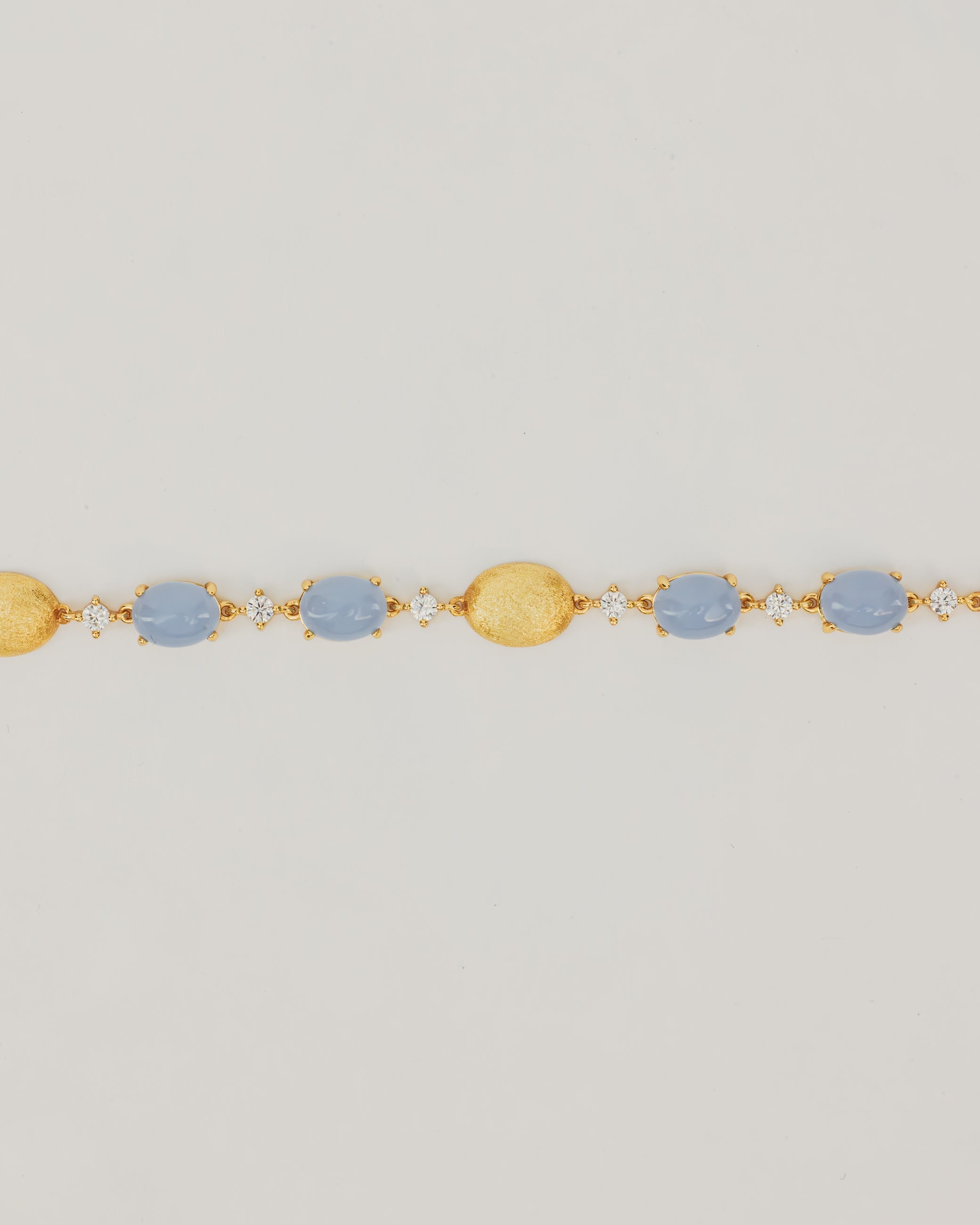 Bracciale Dorato con Pietre Cabochon e Dettagli Luminosi