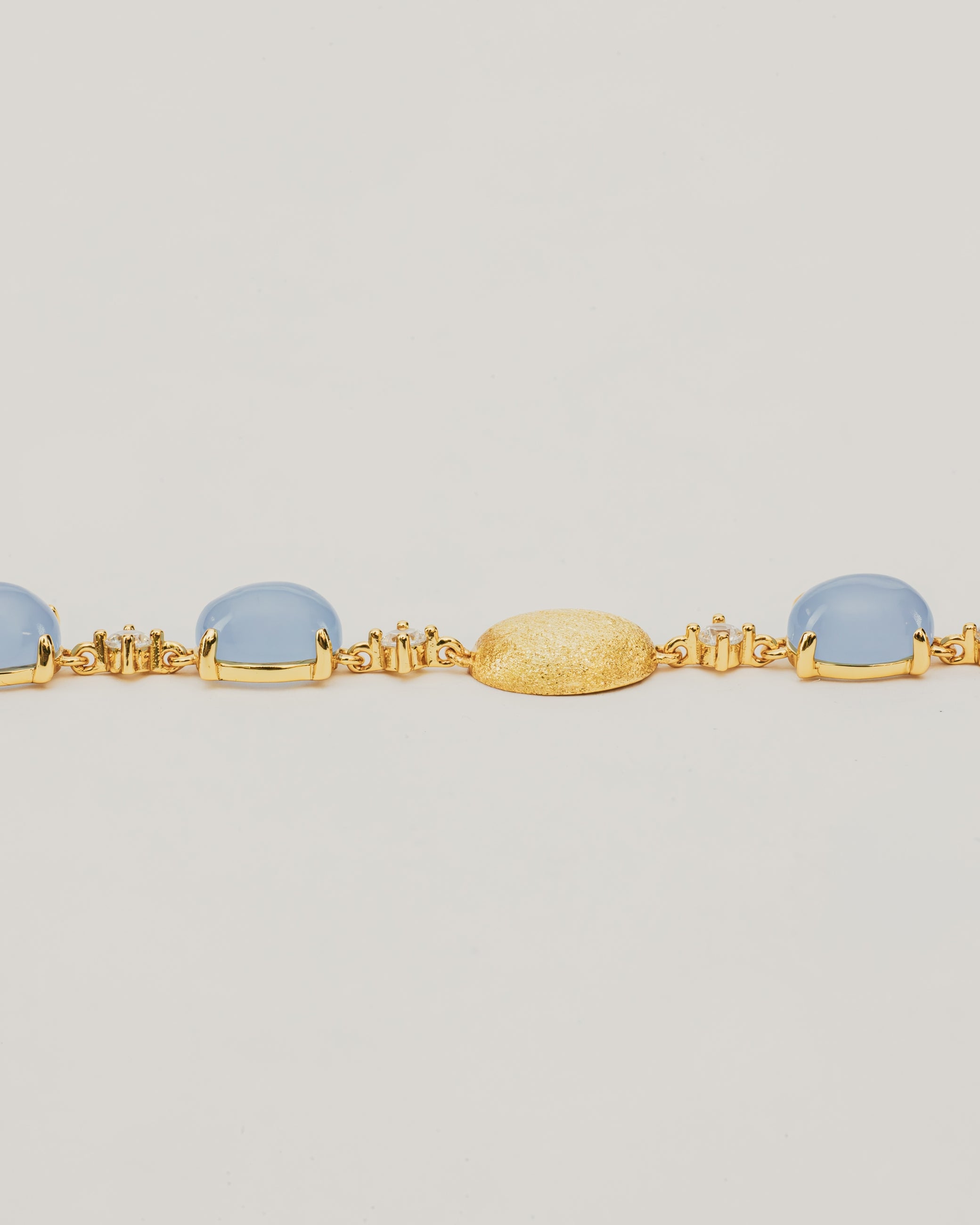 Bracciale Dorato con Pietre Cabochon e Dettagli Luminosi
