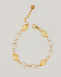 Bracciale Dorato con Pietre Cabochon Bianche e Dettagli Luminosi