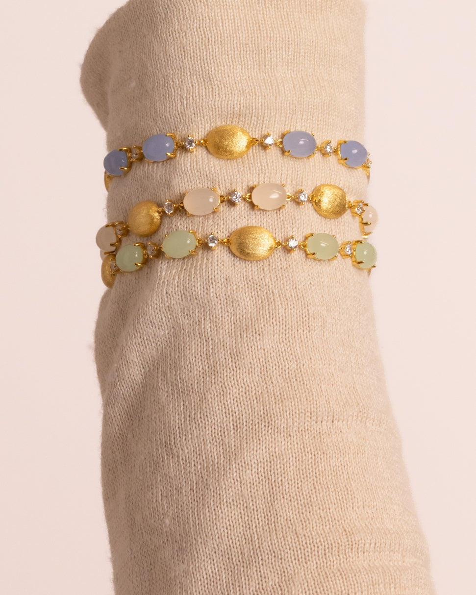 Bracciale Dorato con Pietre Cabochon e Dettagli Luminosi