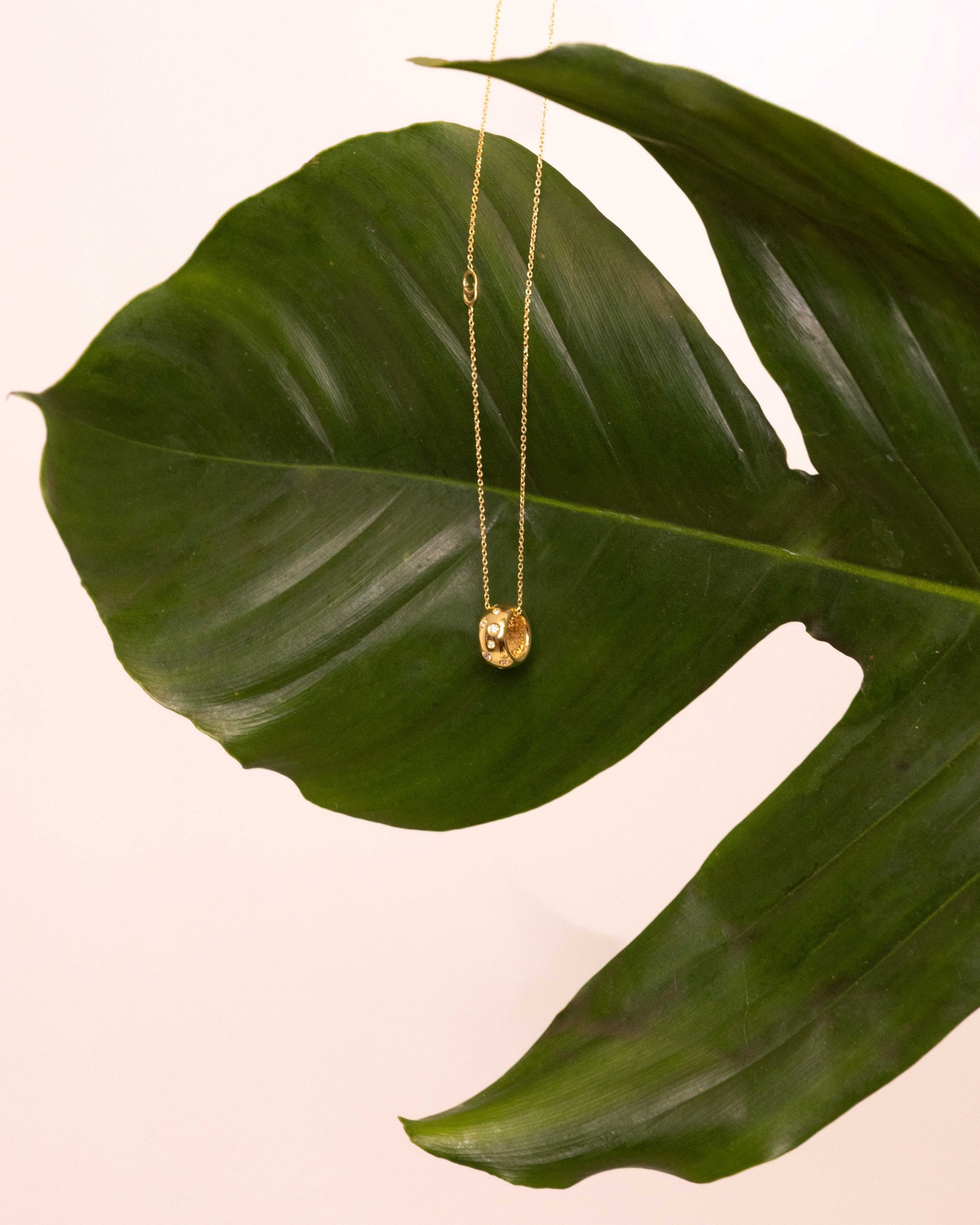 Collana Dorata con Pendente Cilindrico e Diamanti