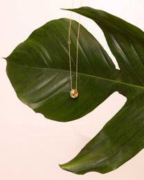 Collana Dorata con Pendente Cilindrico e Diamanti