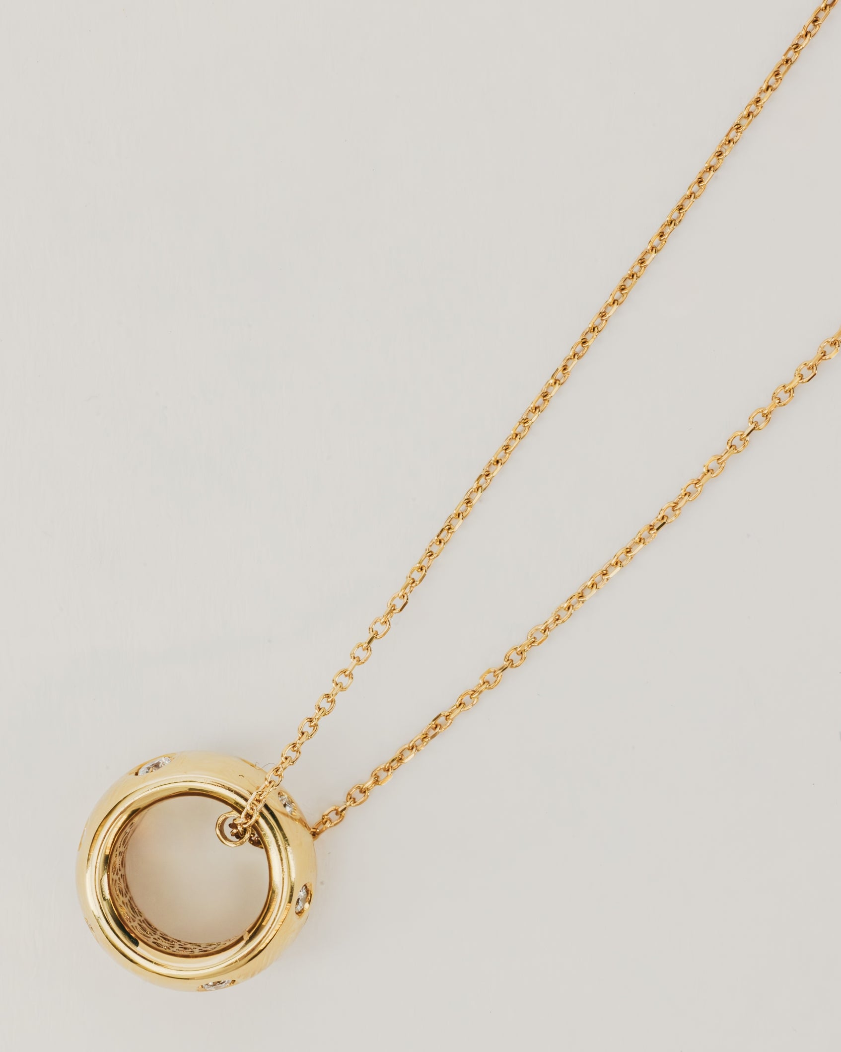 Collana Dorata con Pendente Cilindrico e Diamanti