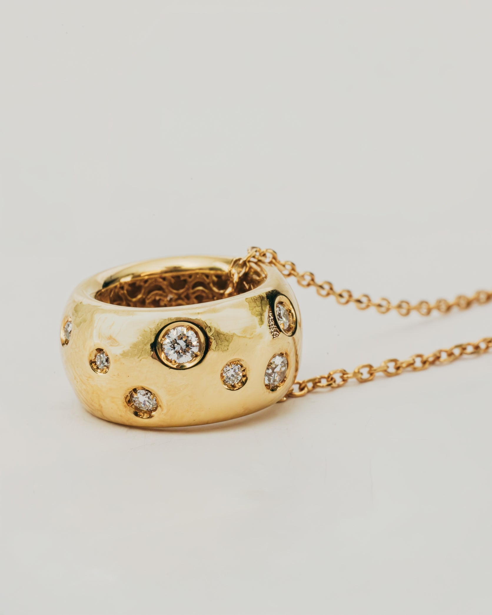 Collana Dorata con Pendente Cilindrico e Diamanti