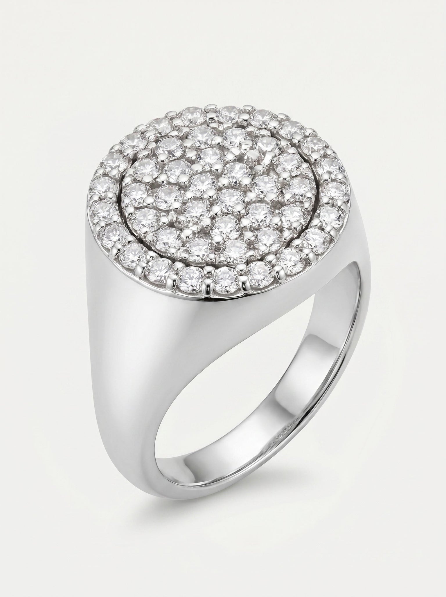 Dettaglio anello Chevalier in oro bianco con cubic zirconia
