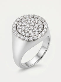 Dettaglio anello Chevalier in oro bianco con cubic zirconia
