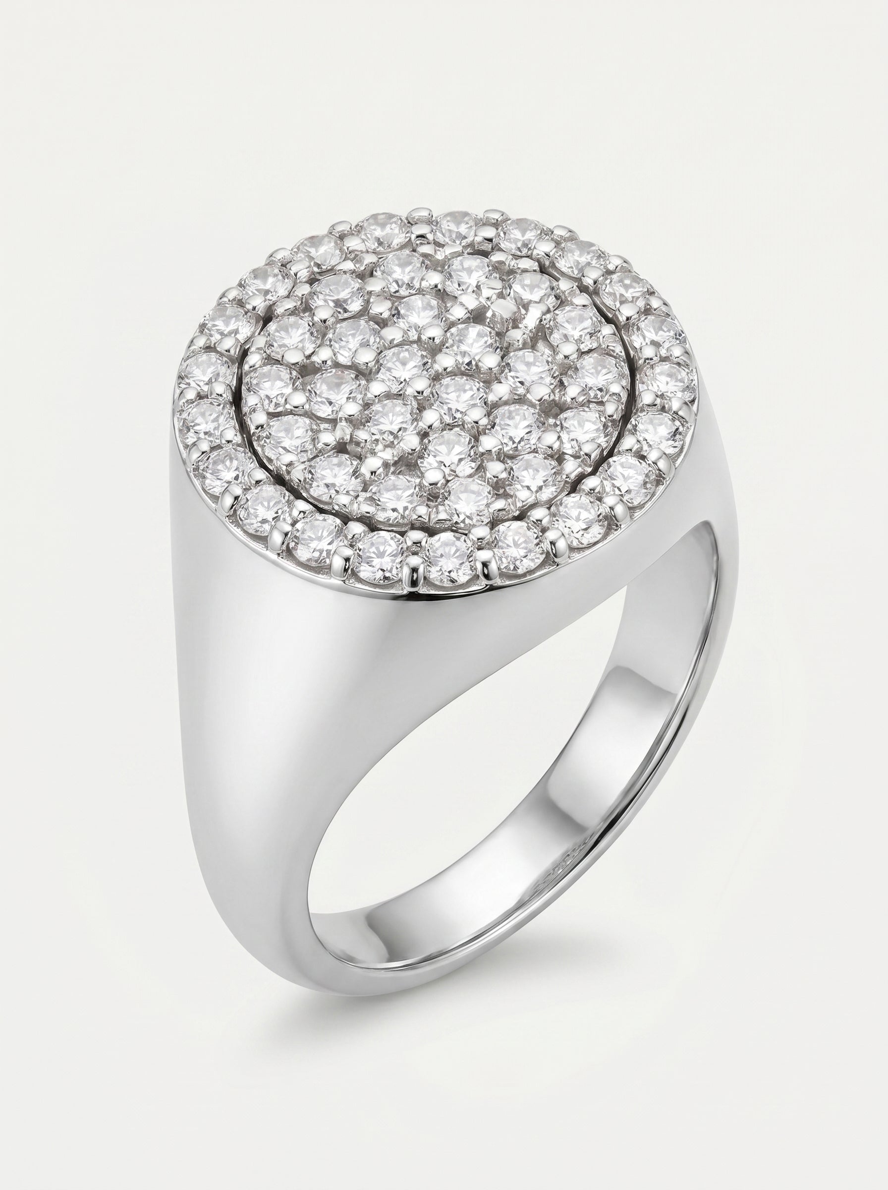 Dettaglio anello Chevalier in oro bianco con cubic zirconia