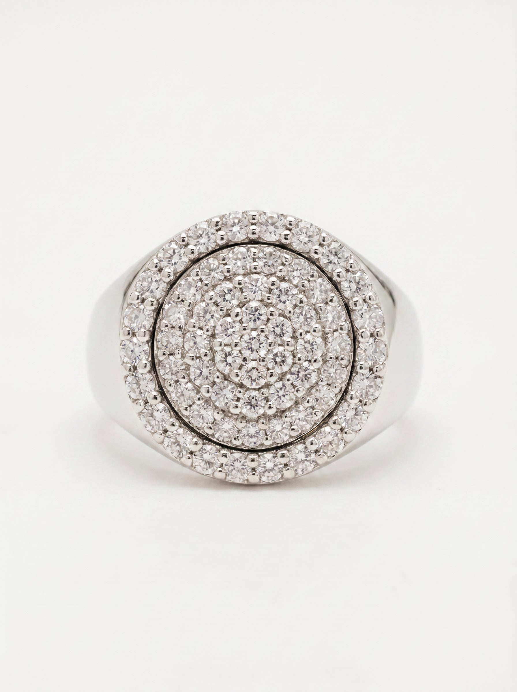 Dettaglio superficie anello Chevalier in oro bianco con cubic zirconia