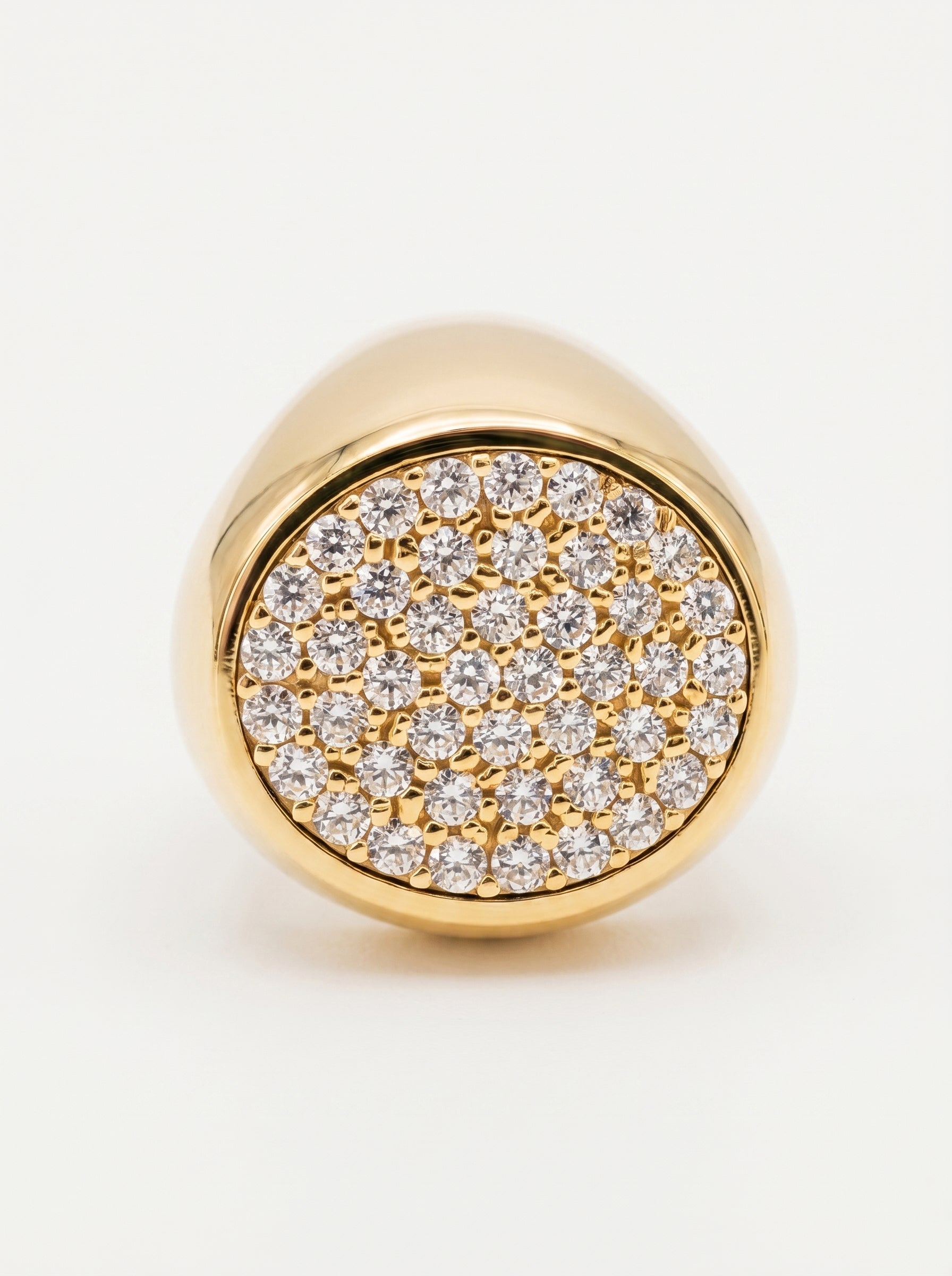Dettaglio anello Chevalier in oro giallo con cubic zirconia