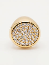 Dettaglio anello Chevalier in oro giallo con cubic zirconia