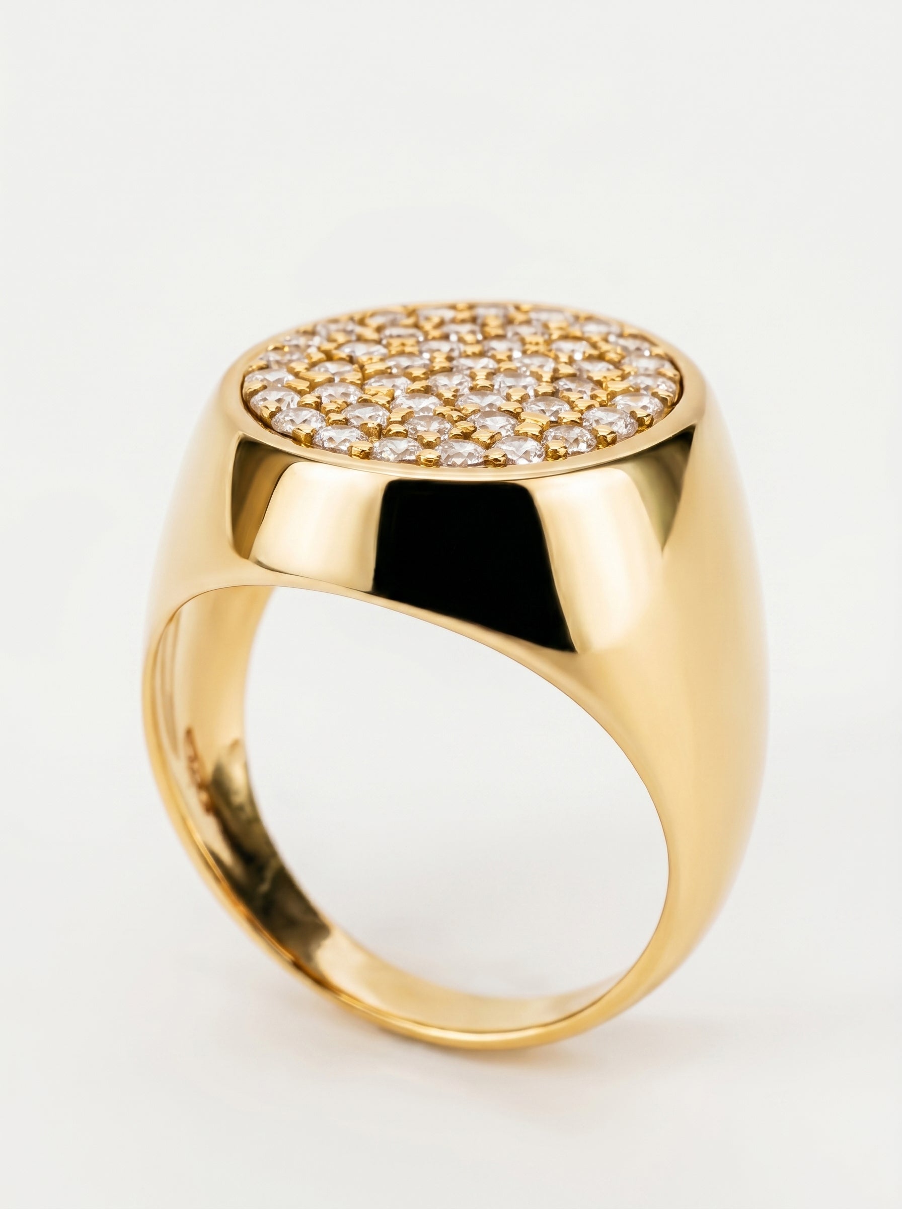Vista laterale anello Chevalier in oro giallo con cubic zirconia
