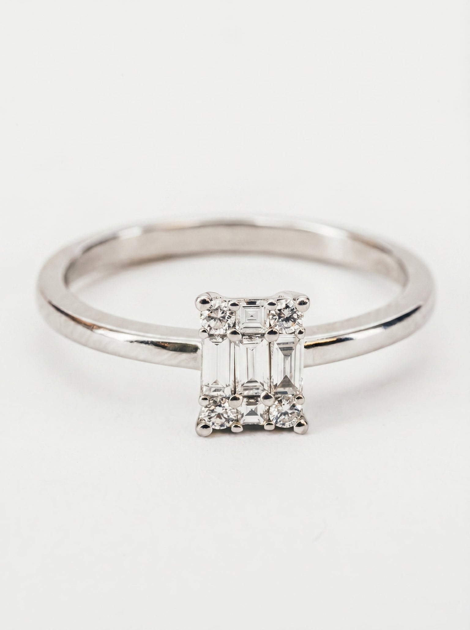 Dettaglio anello cluster in oro bianco con diamanti