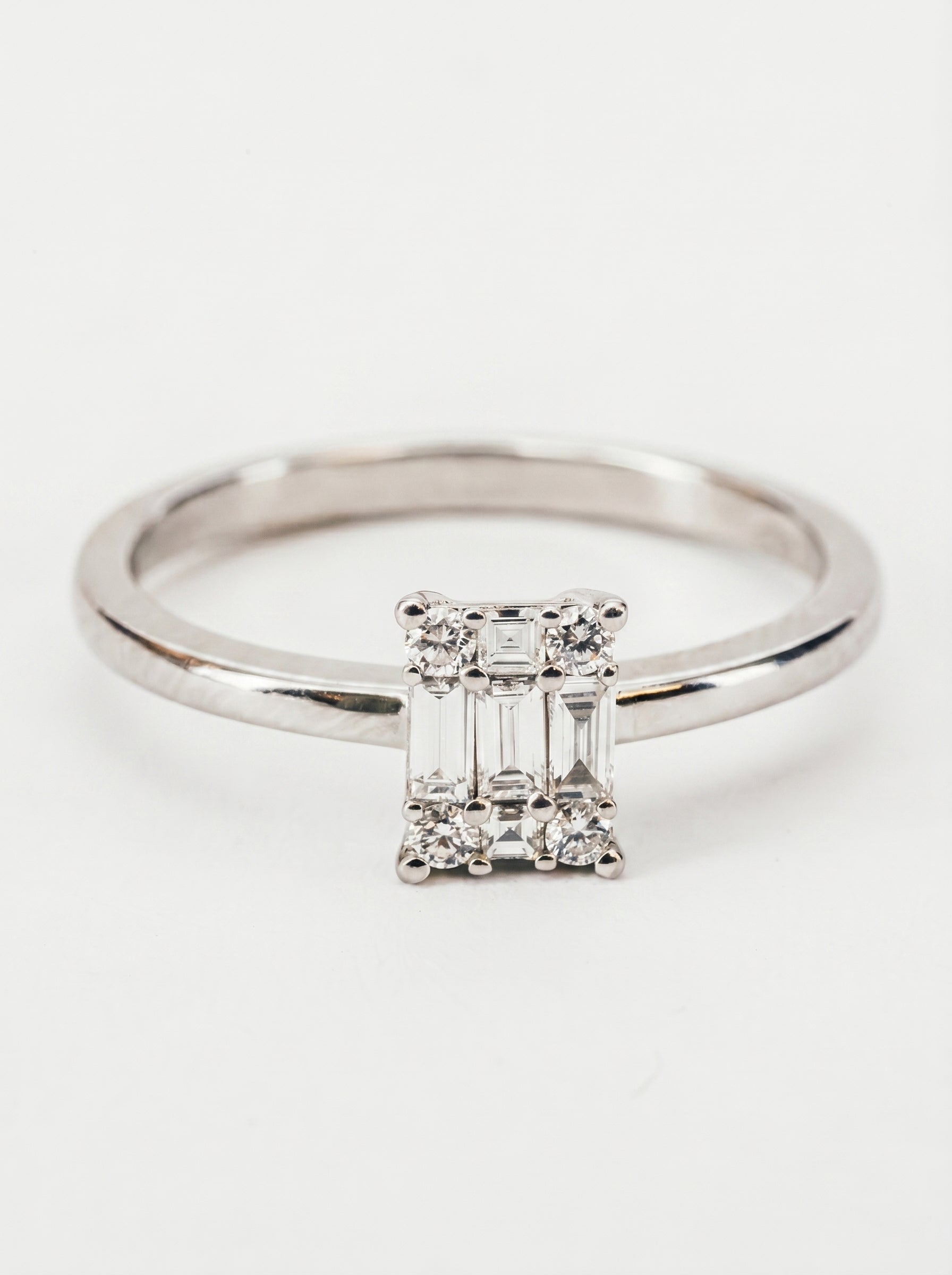 Dettaglio anello cluster in oro bianco con diamanti