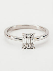 Dettaglio anello cluster in oro bianco con diamanti
