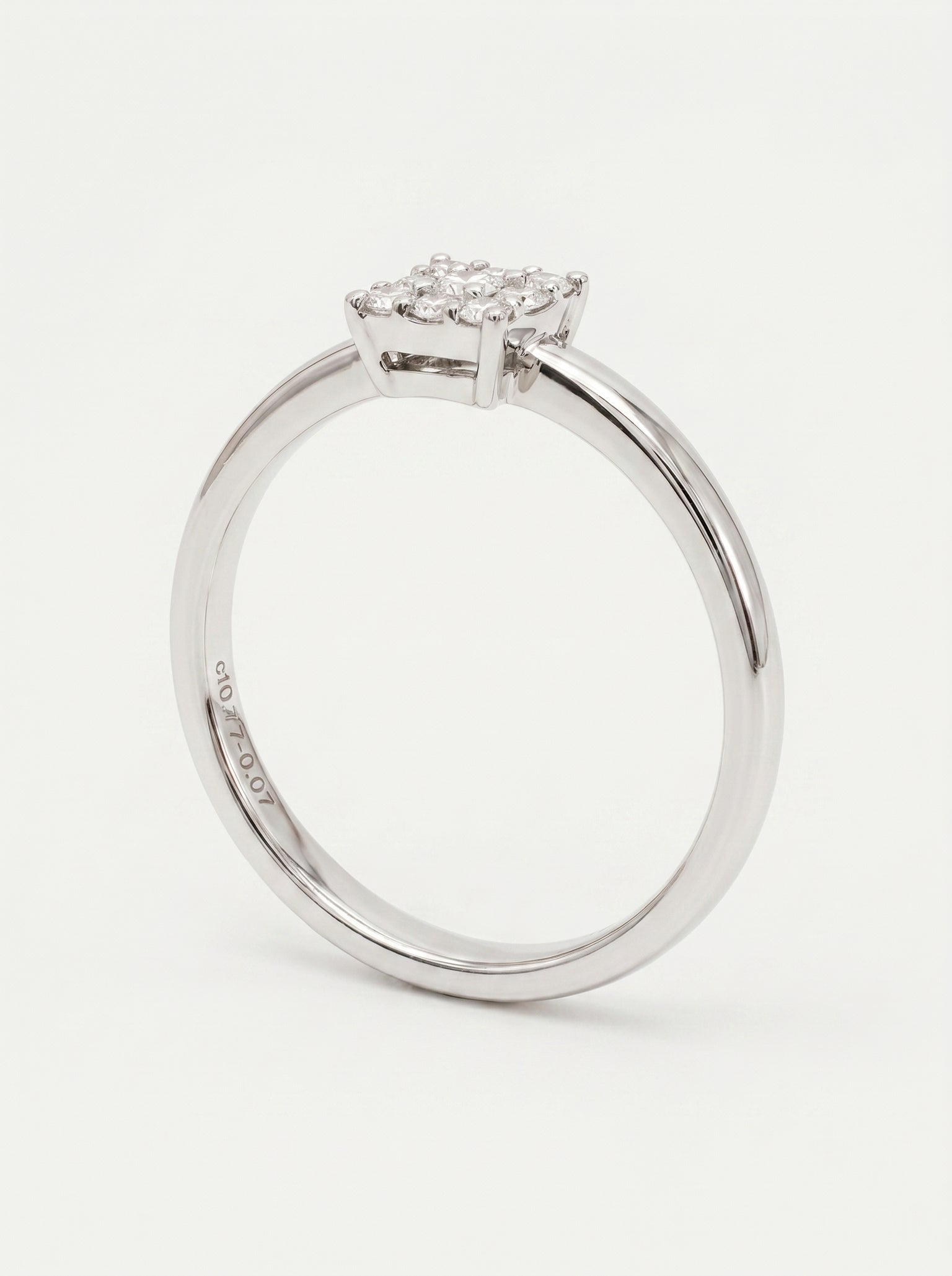 Anello cluster in oro bianco con diamanti