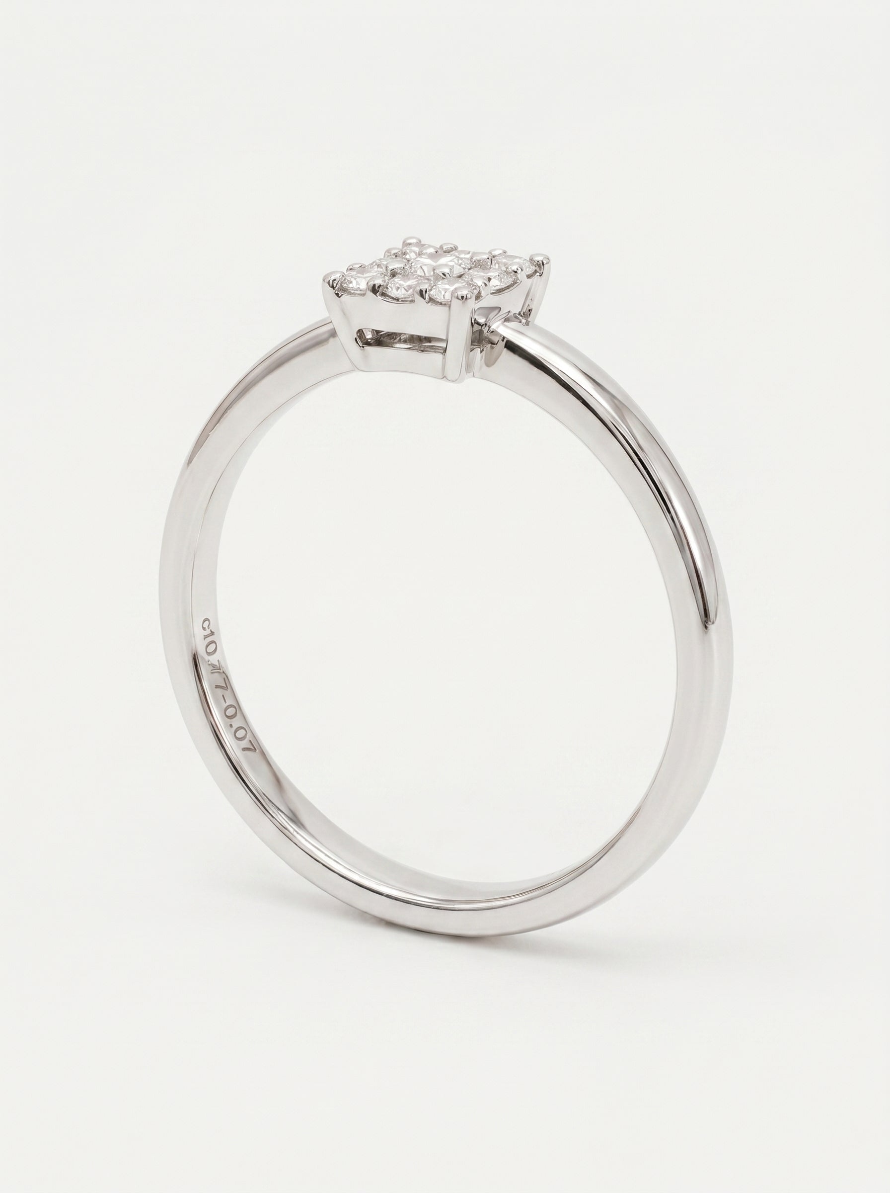 Anello cluster in oro bianco con diamanti