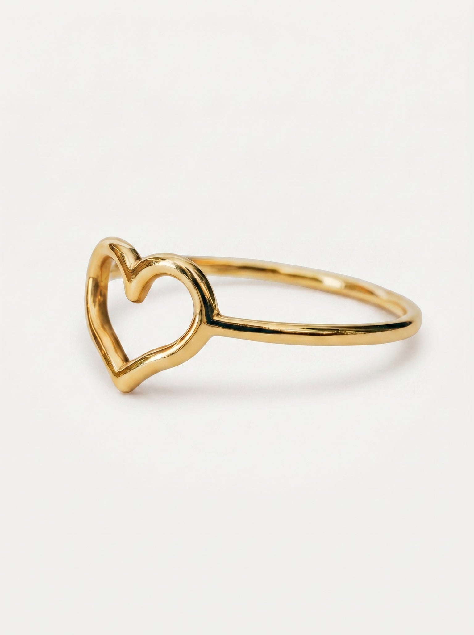 Dettaglio anello cuore traforato in oro giallo 18 kt