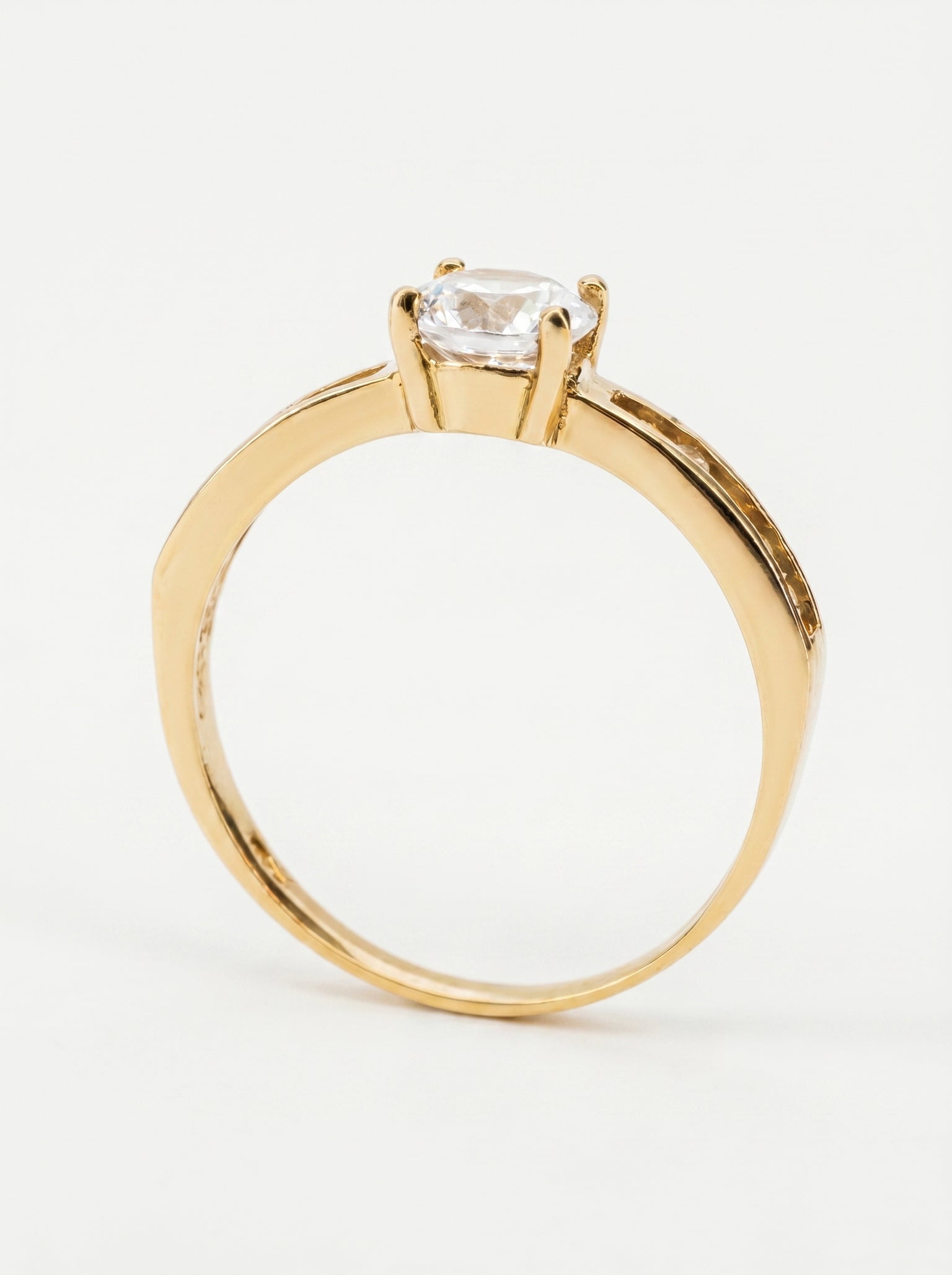 Anello solitario in oro giallo con pietra chiara