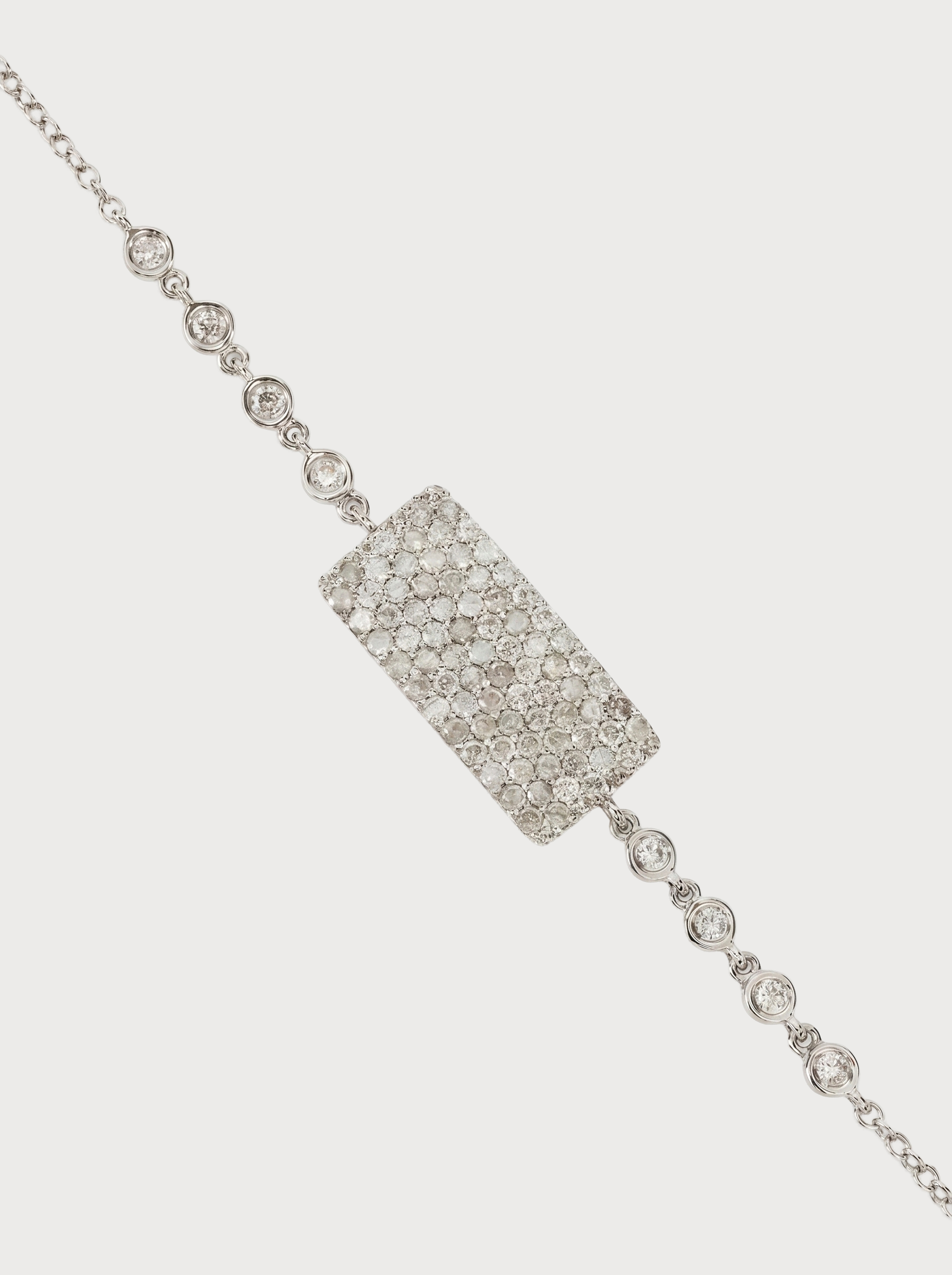 Bracciale con placca in oro bianco e pavé di diamanti